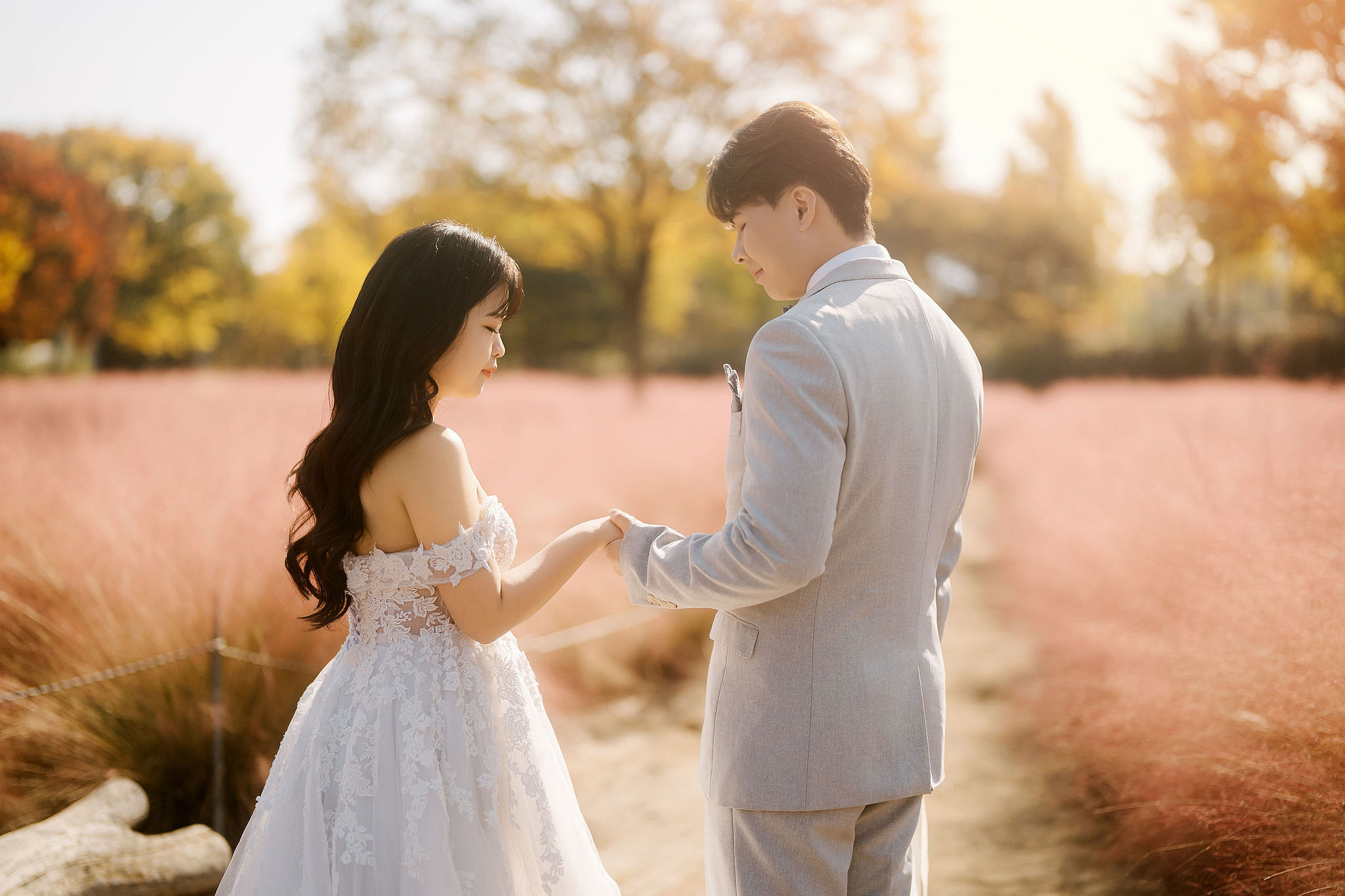 Seoul Pre-Wedding Photoshoot | Muhly Park, Seoul Forest & Cafe Street` at Muhly Park pre-wedding photo