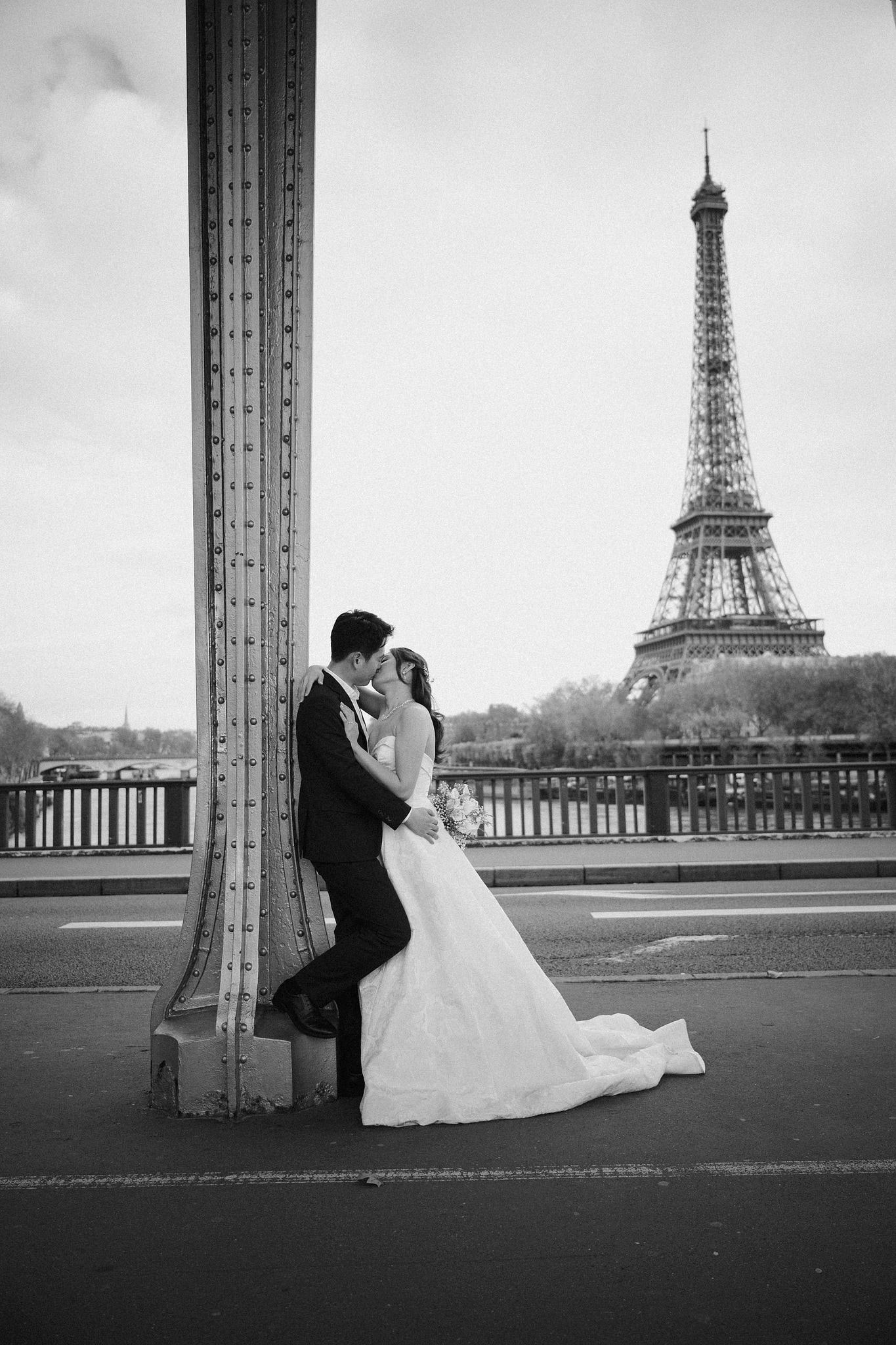 Paris Sunrise Pre-Wedding Photoshoot | Place du Trocadéro, Louvre, Parisian Café & Bir-Hakeim Bridge 巴黎日出婚紗攝影｜特羅卡德羅廣場、羅浮宮、巴黎咖啡館與比爾阿克姆橋 at Bir-Hakeim Bridge pre-wedding photo