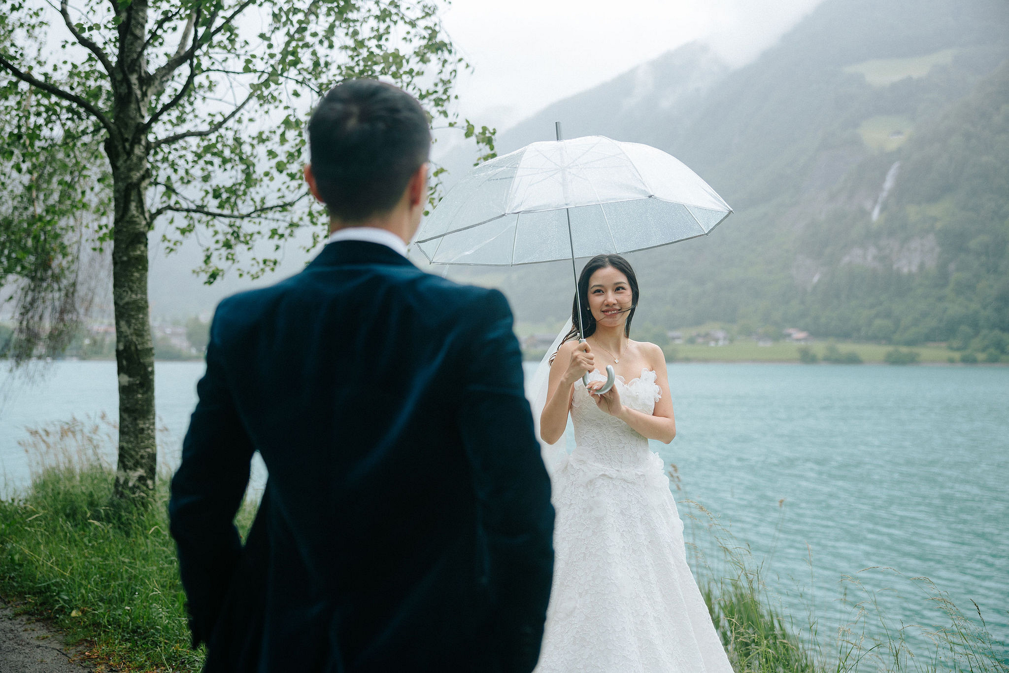 Switzerland Pre-Wedding Photoshoot | Grindelwald Village & Lauterbrunnen & Lake Lungern at Lake Lungern pre-wedding photo