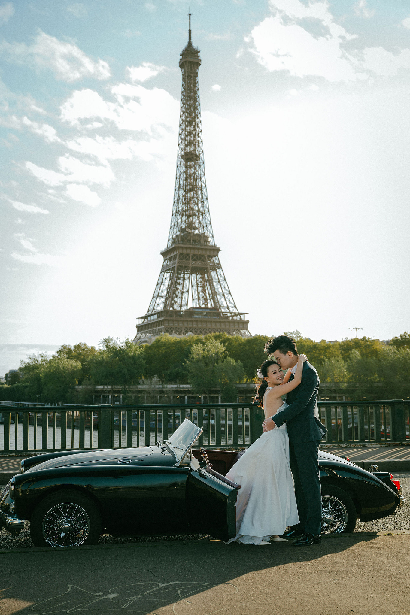 Paris Pre-Wedding Photoshoot | Bir-Hakeim Bridge, Paris Streets & Château de Fontainebleau at Bir-Hakeim Bridge pre-wedding photo