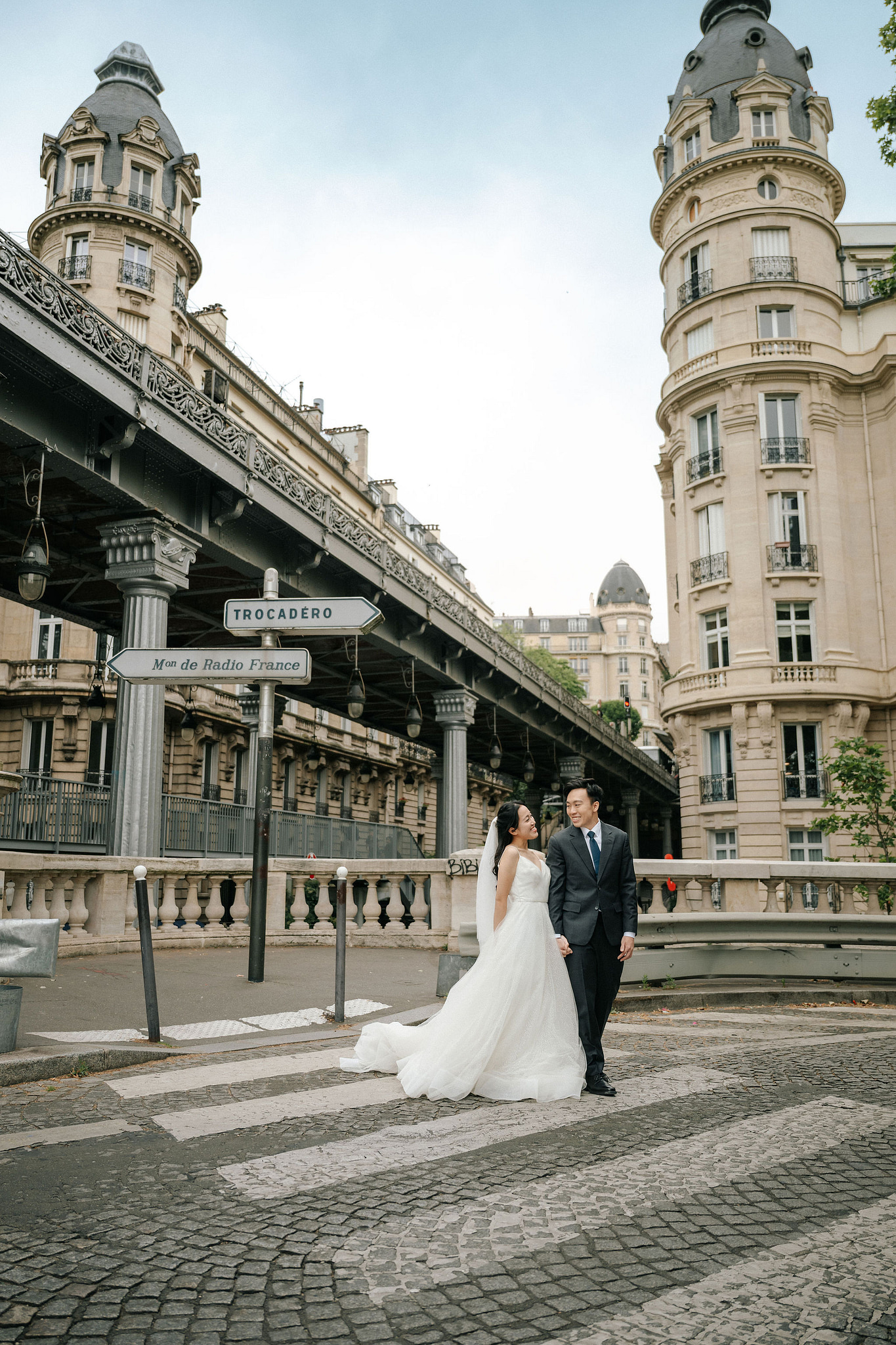 Paris Pre-Wedding Photoshoot | Place du Trocadéro, Bir-Hakeim Bridge, Louvre Pyramid, Tuileries Garden & Montmartre at Bir-Hakeim Bridge pre-wedding photo