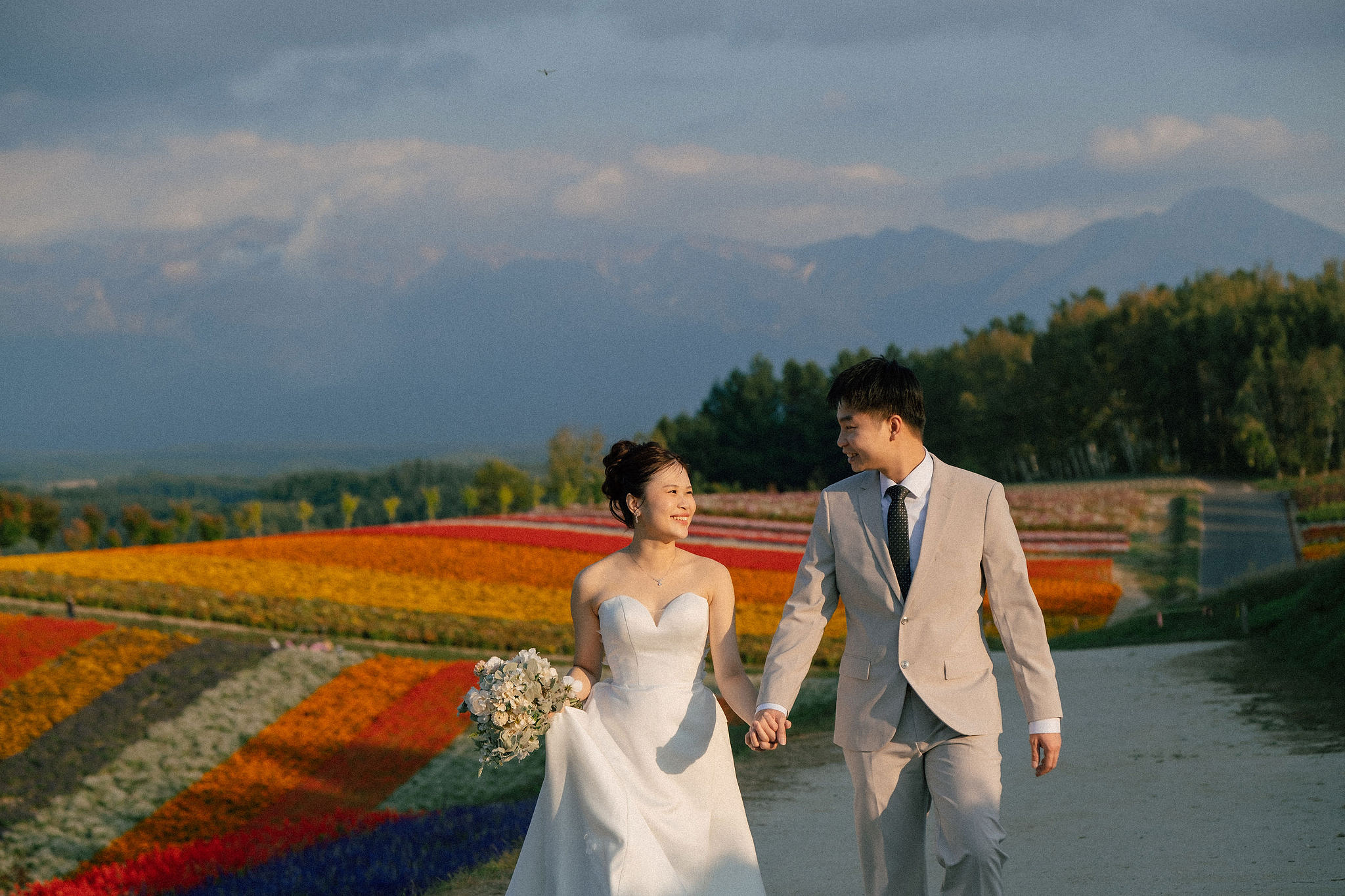 Furano, Hokkaido Pre-Wedding Photoshoot | Farm Chiyoda, Shikisai-no-oka & Ningle Terrace at Shikisai-no-oka pre-wedding photo