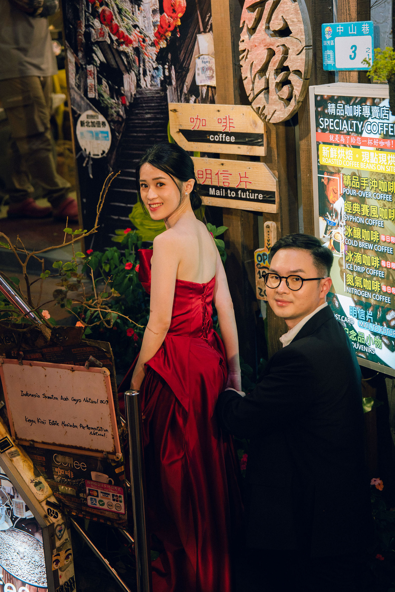 Taiwan Pre-Wedding Photoshoot | Dadaocheng, Shifen & Jiufen at Jiufen pre-wedding photo