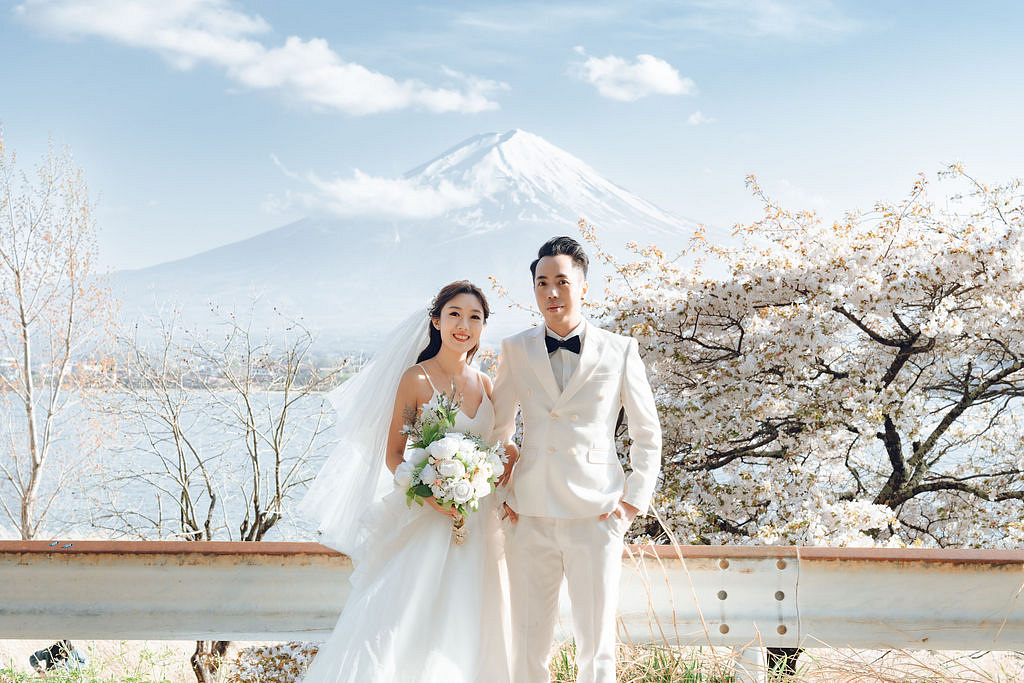 Tokyo & Mt Fuji Pre-Wedding Photoshoot | Mt Fuji Shrine, Chureito Pagoda & Lake Kawaguchiko at Lake Kawaguchiko pre-wedding photo
