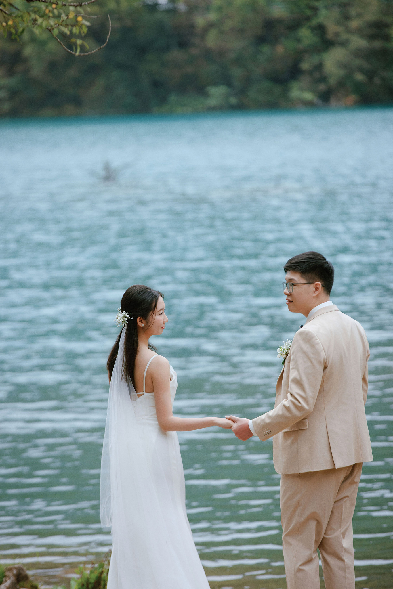 Lijiang, Yunnan Pre-Wedding Photoshoot | Spruce Meadow, Blue Moon Valley, Yulong Snow Mountain & Shuhe Ancient Town at Blue Moon Valley pre-wedding photo