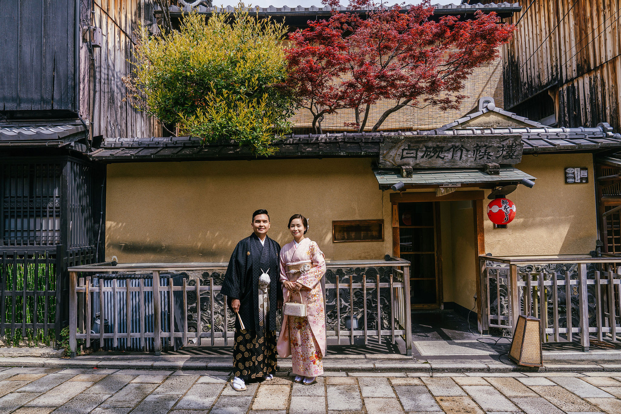 Kyoto Pre-Wedding Photoshoot | Gion Canal, Ninenzaka & Mount Wakakusa at Gion Shirakawa Canal pre-wedding photo