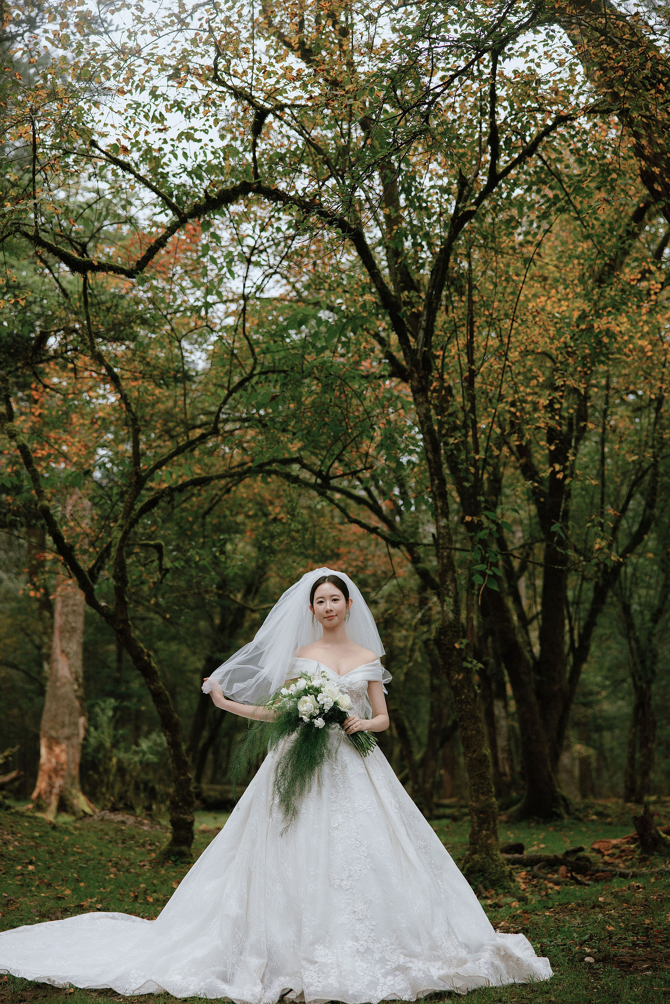 Lijiang, Yunnan Pre-Wedding Photoshoot | Spruce Meadow, Blue Moon Valley, Yulong Snow Mountain & Shuhe Ancient Town at Spruce Meadow pre-wedding photo
