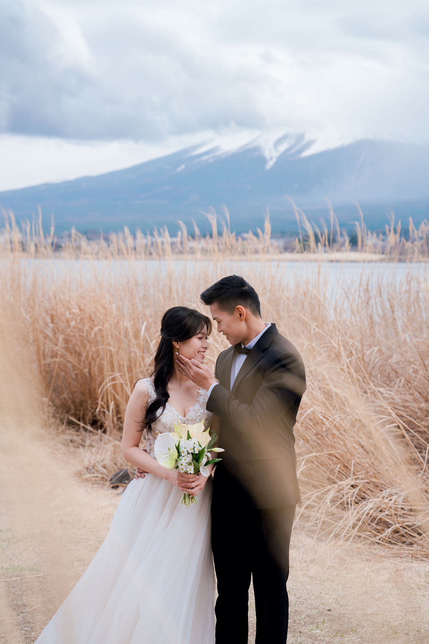 Tokyo & Mt Fuji Pre-Wedding Photoshoot | Senso-Ji Temple, Tokyo Park & Lake Kawaguchiko at Lake Kawaguchiko pre-wedding photo