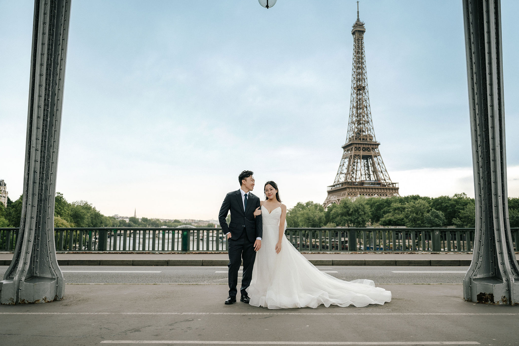 Paris Pre-Wedding Photoshoot | Place du Trocadéro, Bir-Hakeim Bridge, Louvre Pyramid, Tuileries Garden & Montmartre at Bir-Hakeim Bridge pre-wedding photo