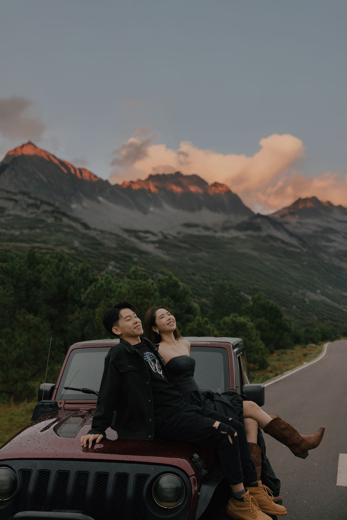 Yunnan Pre-Wedding Photoshoot Lijiang Dragon Jade Mountain Tribal Experience Ancient Town Hanfu at Jade Dragon Snow Mountain Foothills pre-wedding photo