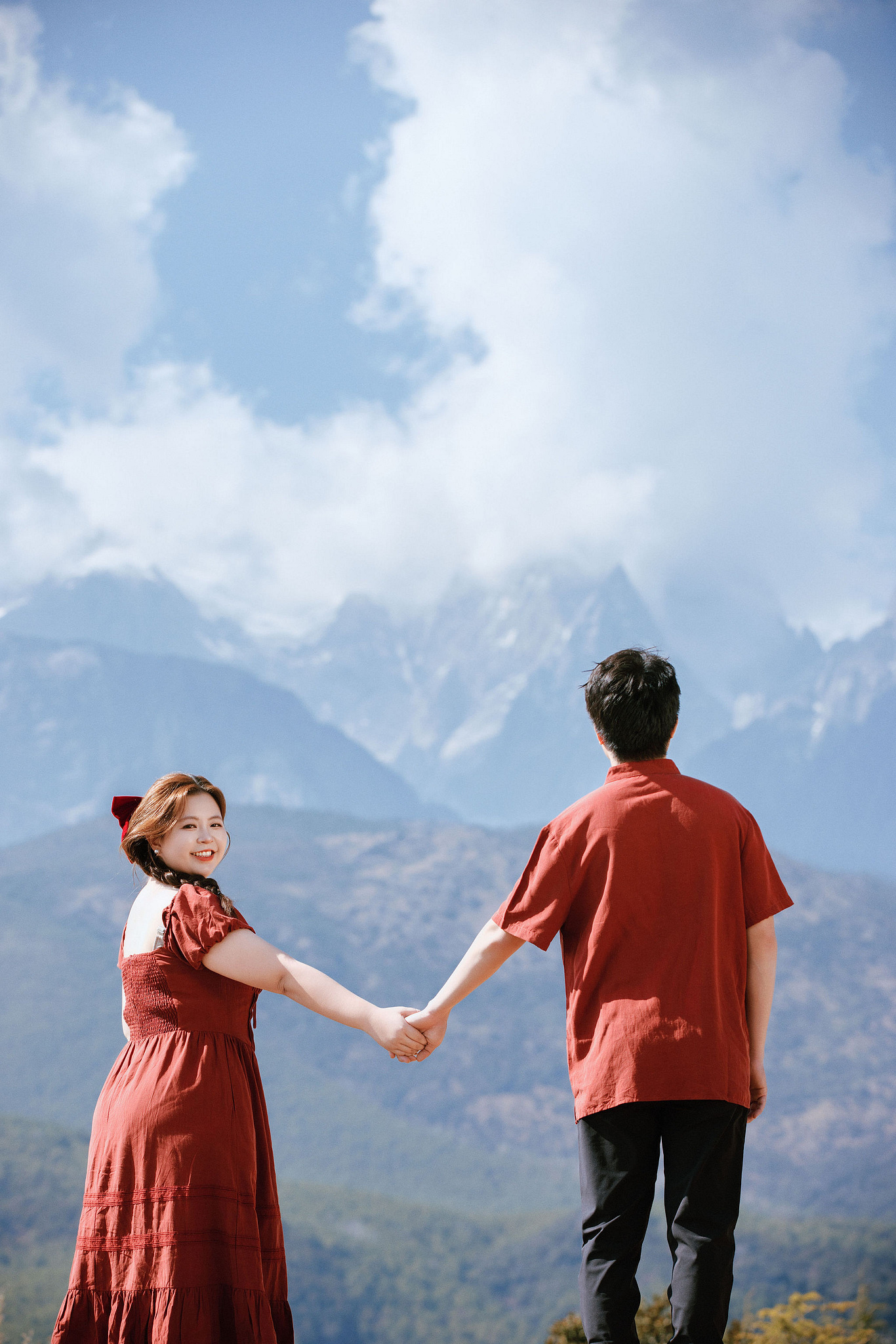 Lijiang Pre-Wedding Photoshoot | Spruce Meadow, Blue Moon Valley & Alpine Lake at Natural Lake pre-wedding photo