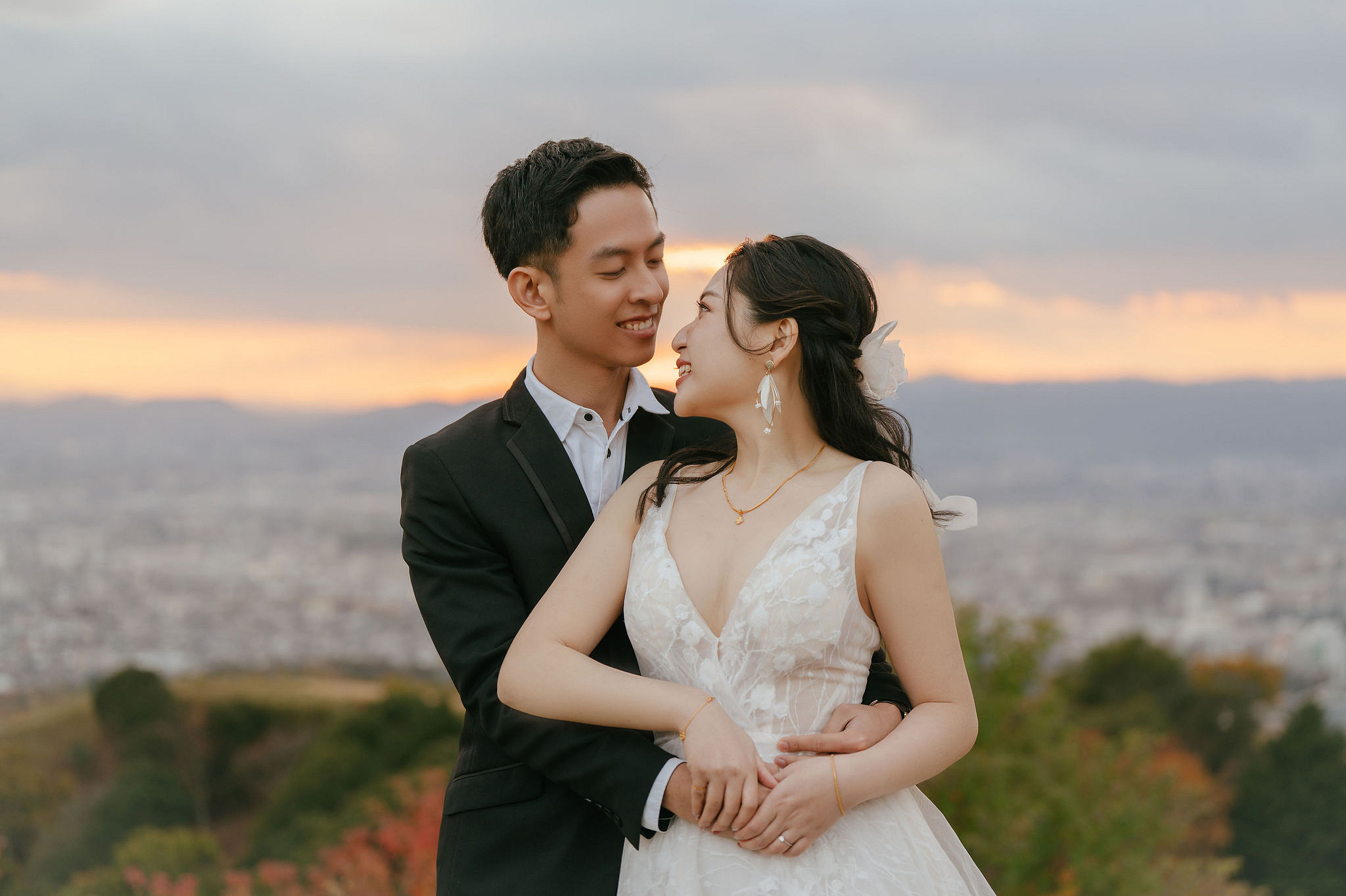 Kyoto Pre-Wedding Photoshoot | Gion Streets & Fushimi Inari Shrine & Nara Park at Nara Park & Mount Wakakusa pre-wedding photo