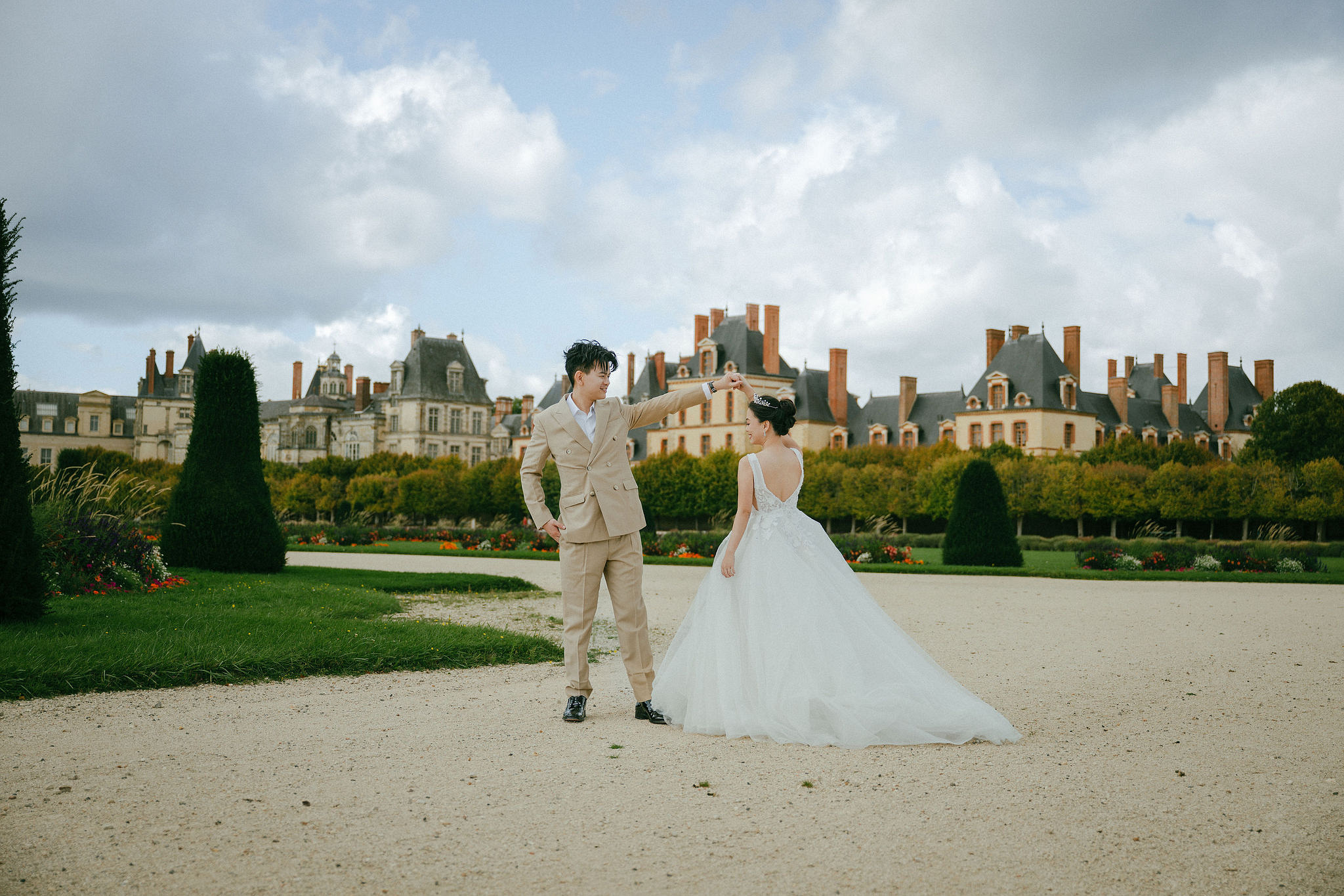 Paris Pre-Wedding Photoshoot | Bir-Hakeim Bridge, Paris Streets & Château de Fontainebleau at Château de Fontainebleau pre-wedding photo