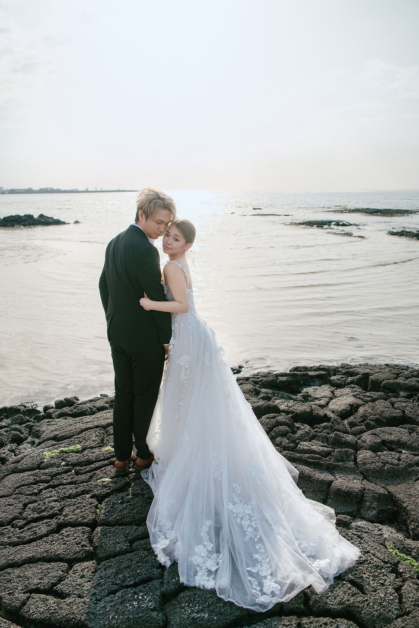 Jeju Pre-Wedding Photoshoot | Sangye-dong Forest, Yerae Ecological Park & Hyeopjae Beach at Hyeopjae Beach pre-wedding photo
