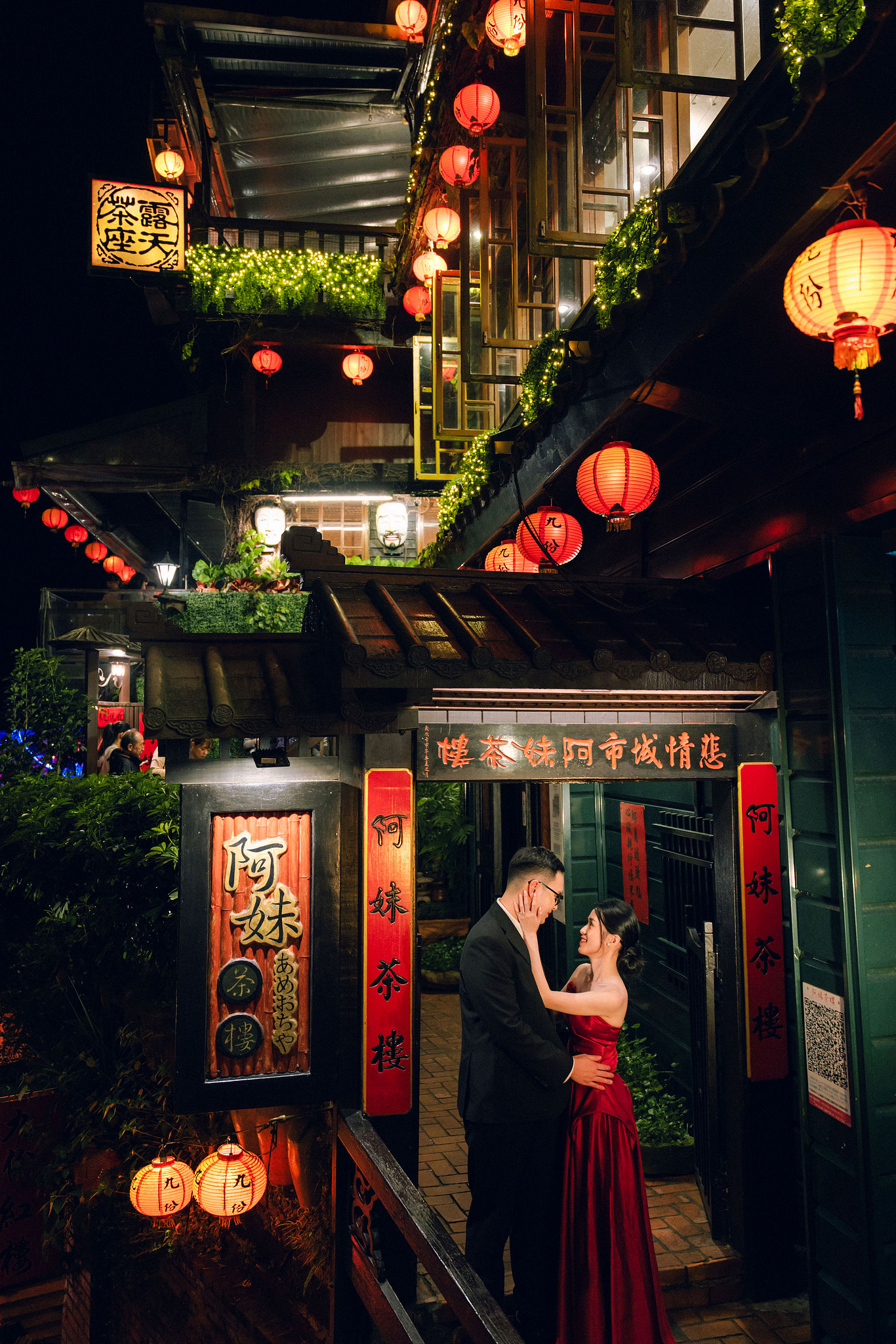 Taiwan Pre-Wedding Photoshoot | Dadaocheng, Shifen & Jiufen at Jiufen pre-wedding photo