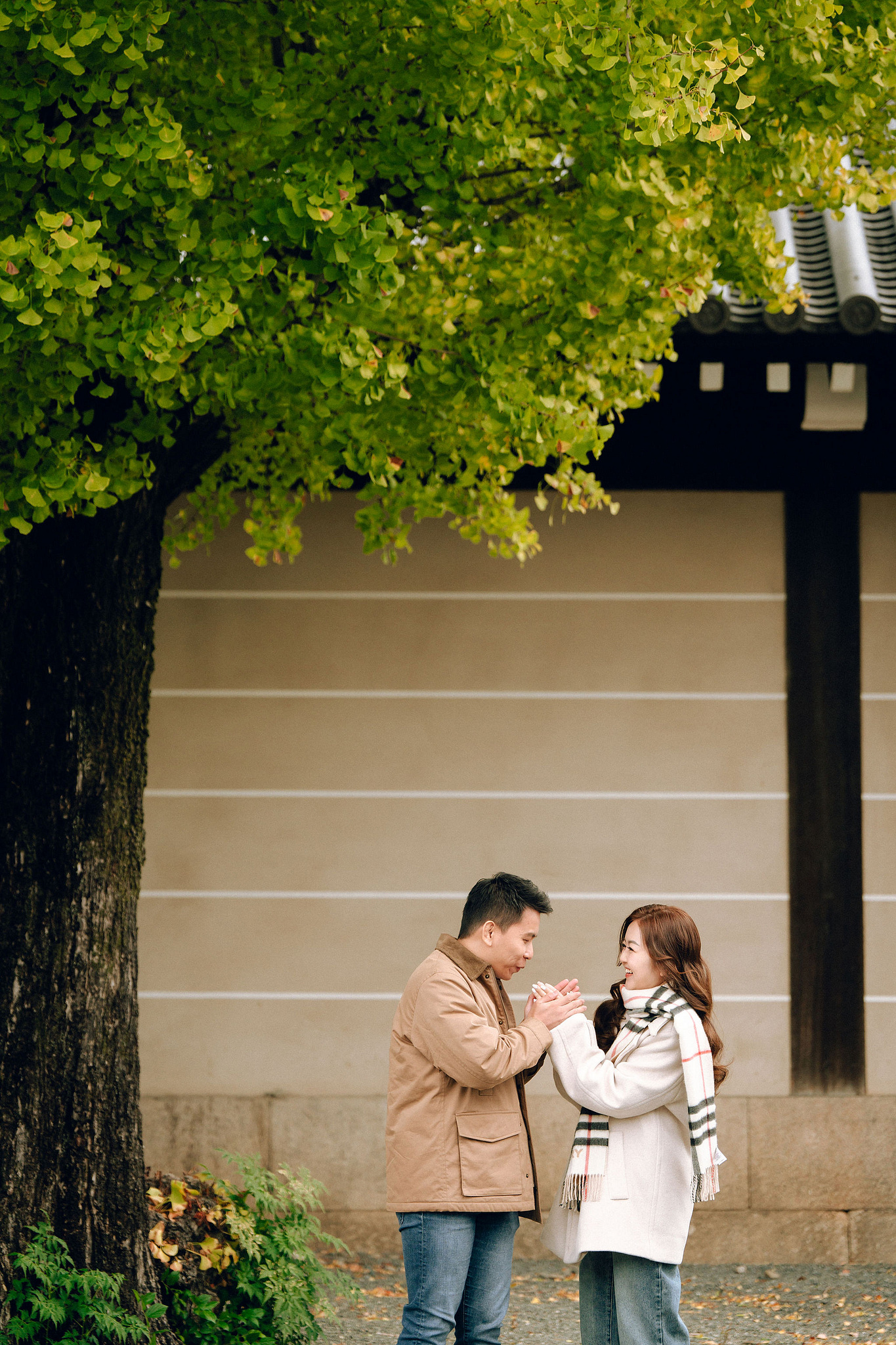 Kyoto Pre-Wedding Photoshoot | Arashiyama River, Arashiyama Temple & Mt. Wakakusa at Arashiyama Temple pre-wedding photo