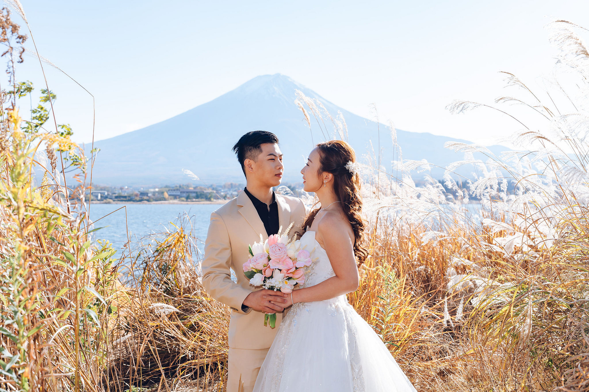 Tokyo & Mt Fuji Pre-Wedding Photoshoot | Maple Corridor, Lake Kawaguchiko & Shibuya Crossing at Lake Kawaguchiko pre-wedding photo