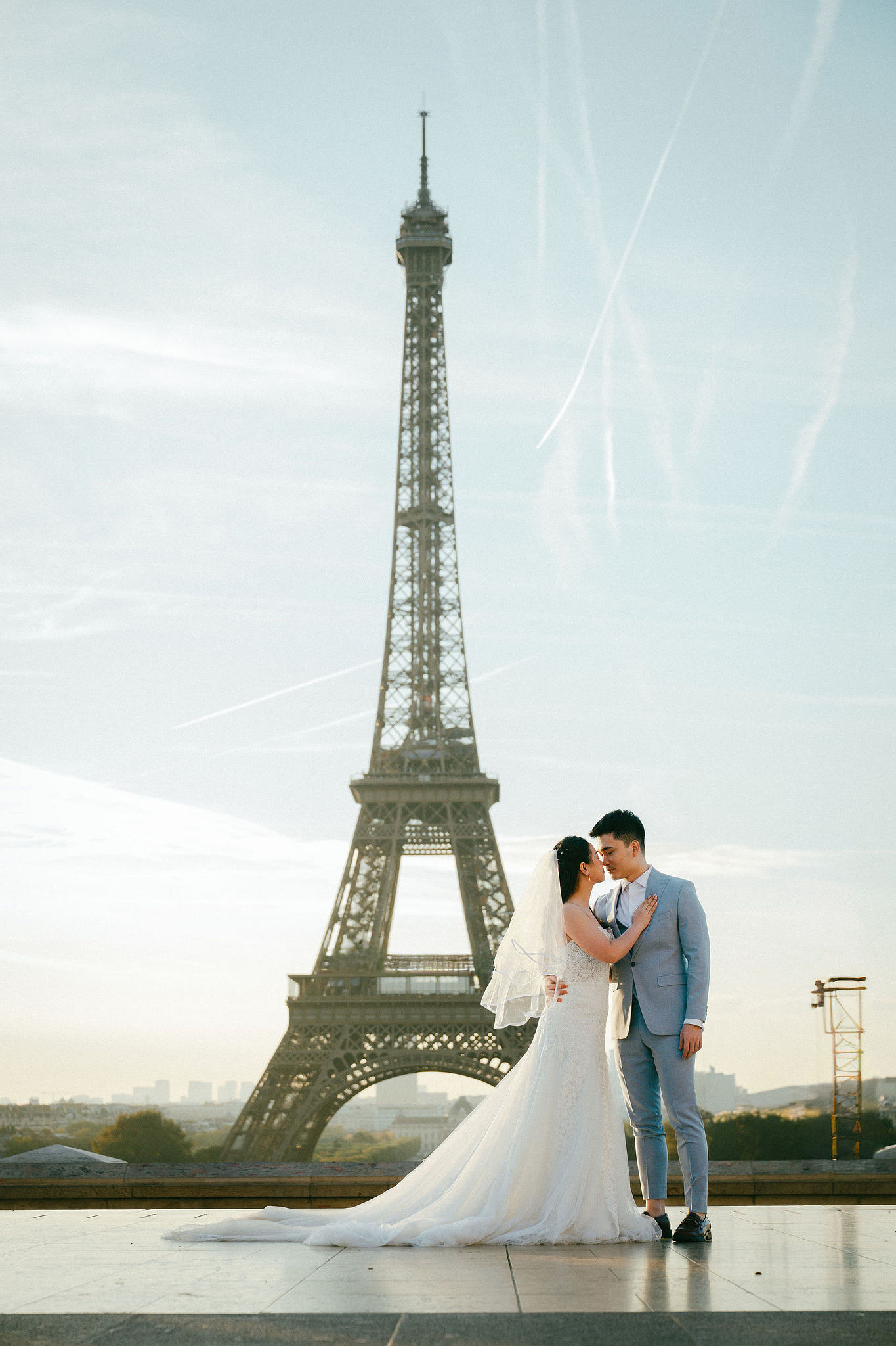 Paris Pre-Wedding Photoshoot | Trocadéro, Vintage Car, Parisian Café, Paris Rooftop & Louvre at Place du Trocadéro pre-wedding photo