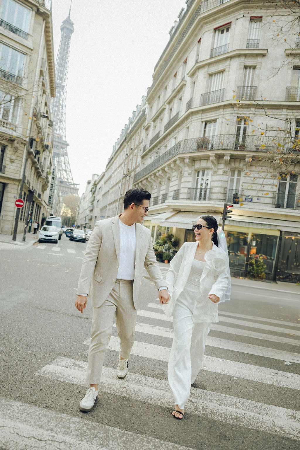 Paris Pre-Wedding Photoshoot with Eiﬀel Tower Louvre Museum Parisian Cafe Vintage Car Rooftop Night at Parisian Streets pre-wedding photo