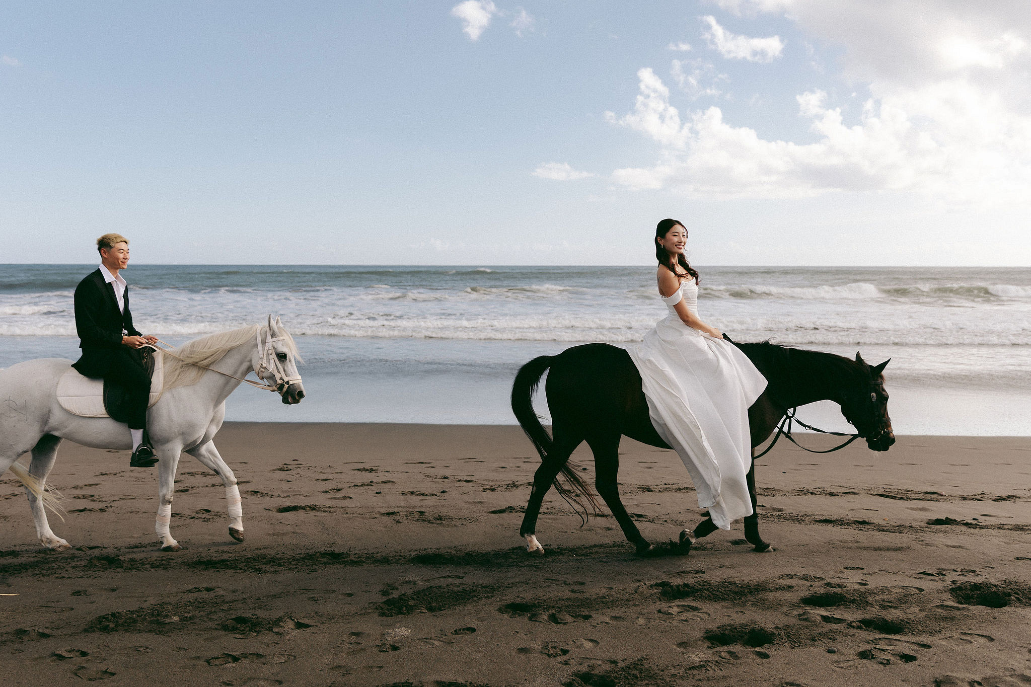 Bali Pre-Wedding Photoshoot | Mt. Batur Pinggan Village, Gelato Diner & Black Sand Beach at Beach   pre-wedding photo