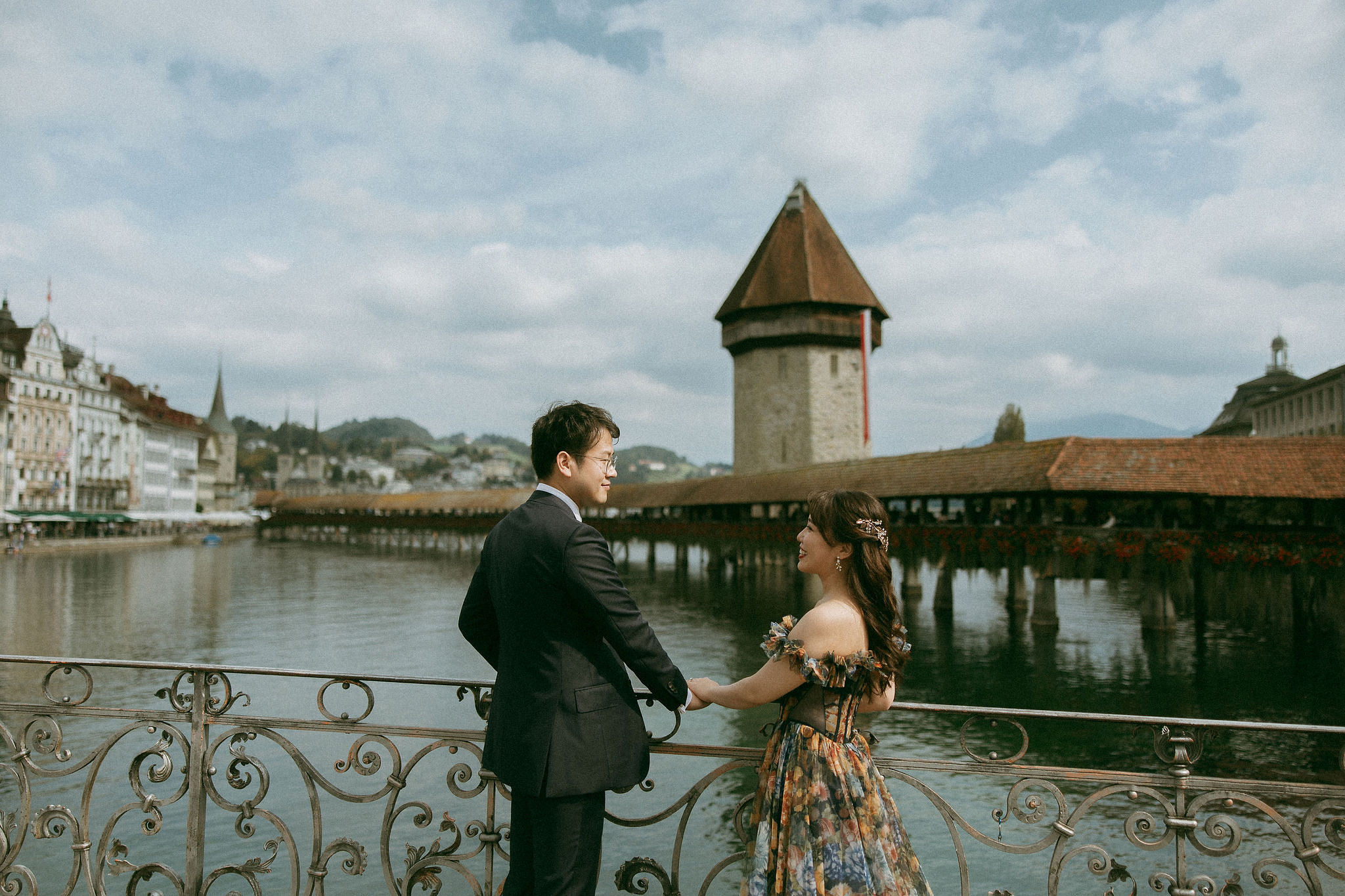 Switzerland Honeymoon Photoshoot Lucerne City Grindelwald First Cliff Lauterbrunnen Village at Lucerne pre-wedding photo