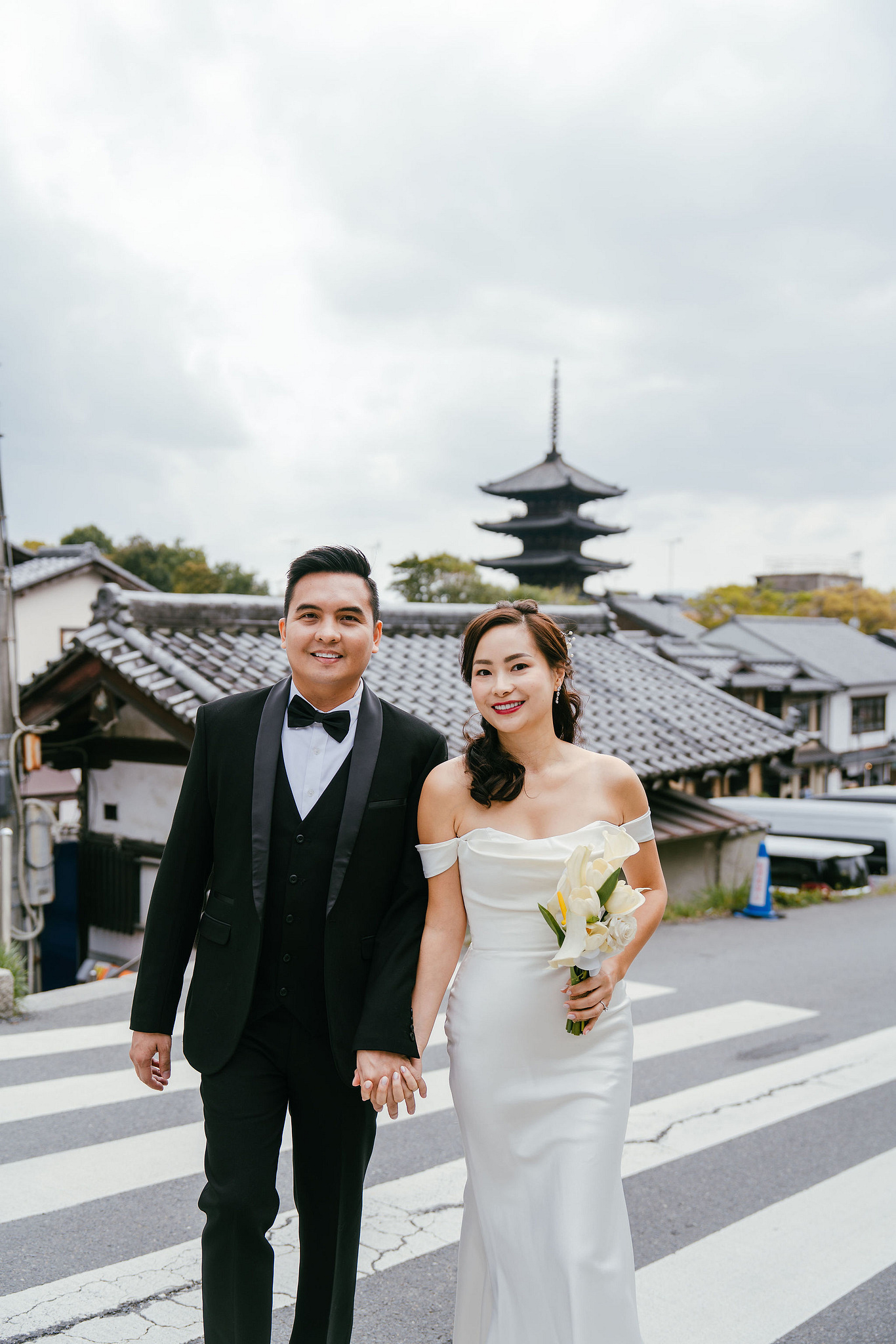 Kyoto Pre-Wedding Photoshoot | Gion Canal, Ninenzaka & Mount Wakakusa at Ninenzaka & Yasaka Pagoda pre-wedding photo
