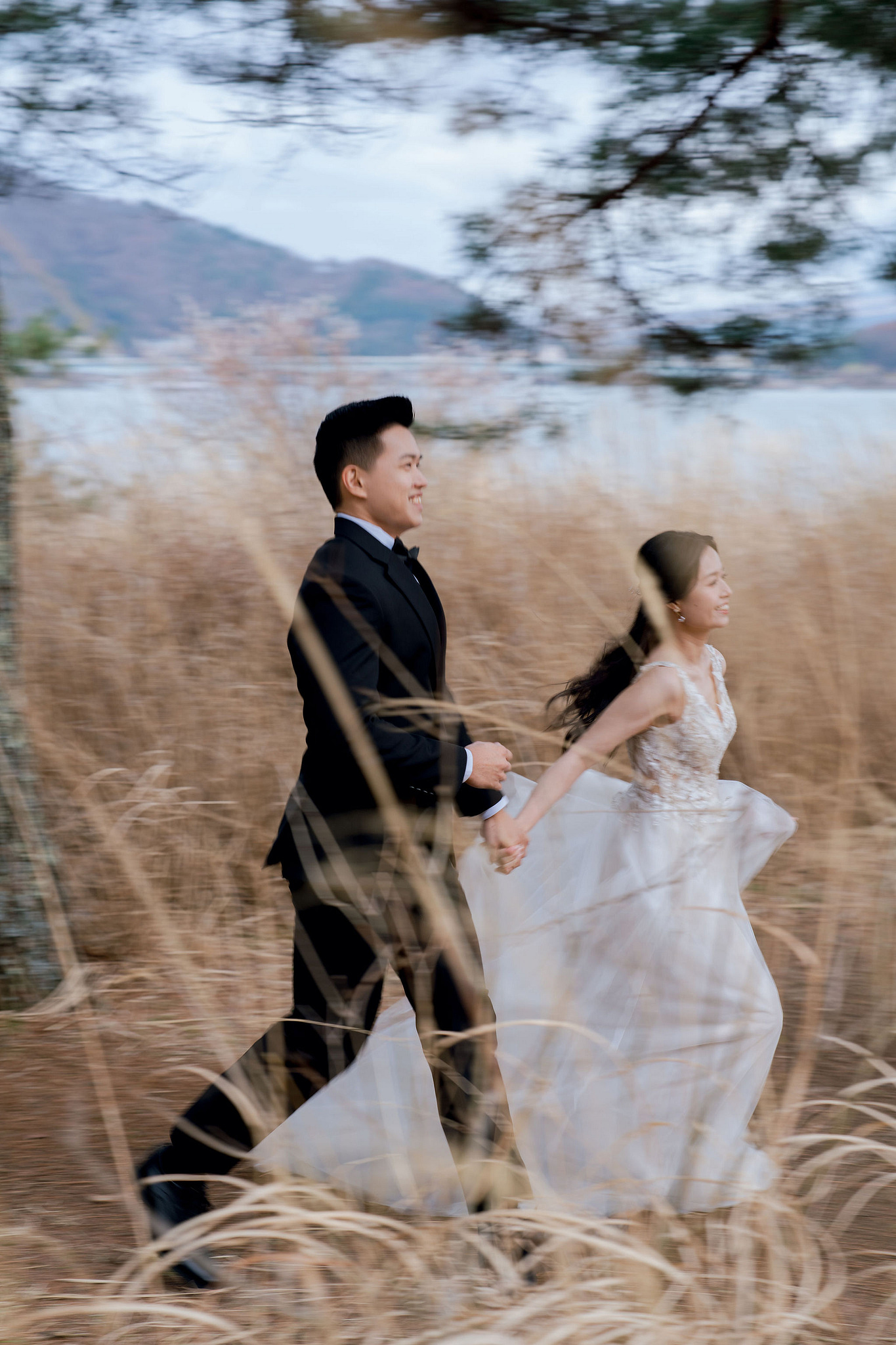 Tokyo & Mt Fuji Pre-Wedding Photoshoot | Senso-Ji Temple, Tokyo Park & Lake Kawaguchiko at Lake Kawaguchiko pre-wedding photo