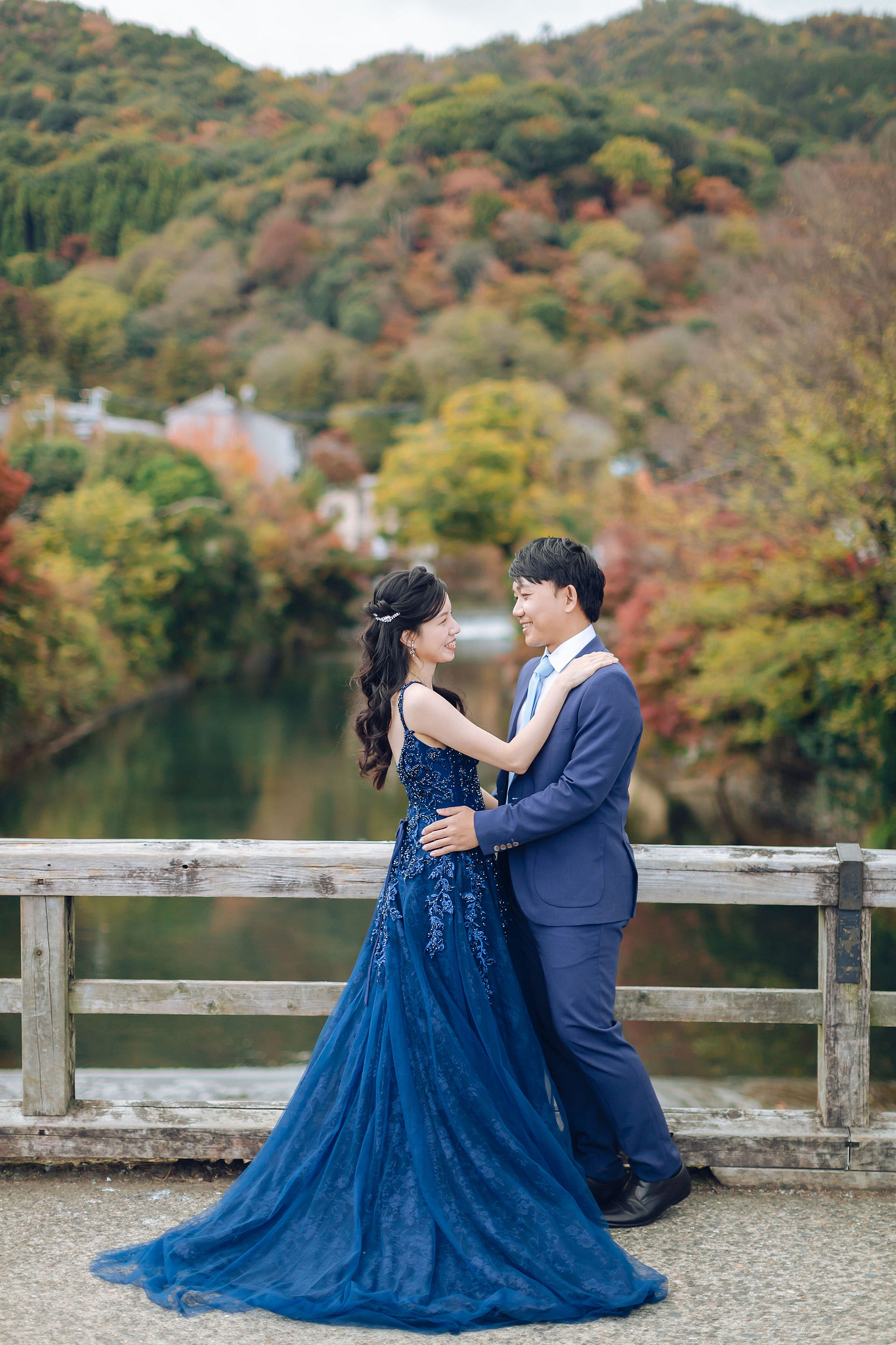 Kyoto Pre-Wedding Photoshoot | Traditional Higashiyama, Arashiyama Hills & Nighttime Railway at Arashiyama Area & Hillside pre-wedding photo