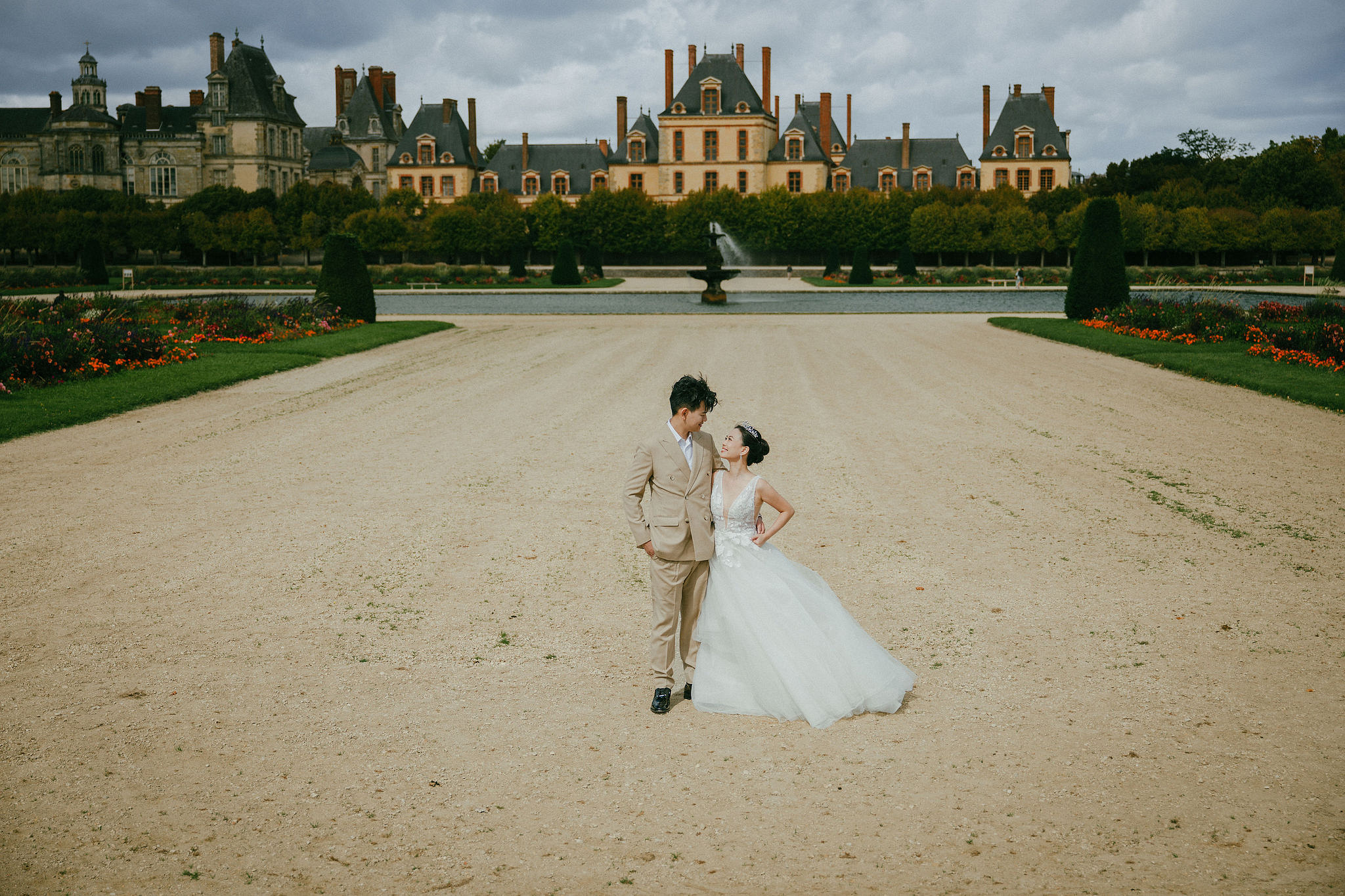 Paris Pre-Wedding Photoshoot | Bir-Hakeim Bridge, Paris Streets & Château de Fontainebleau at Château de Fontainebleau pre-wedding photo