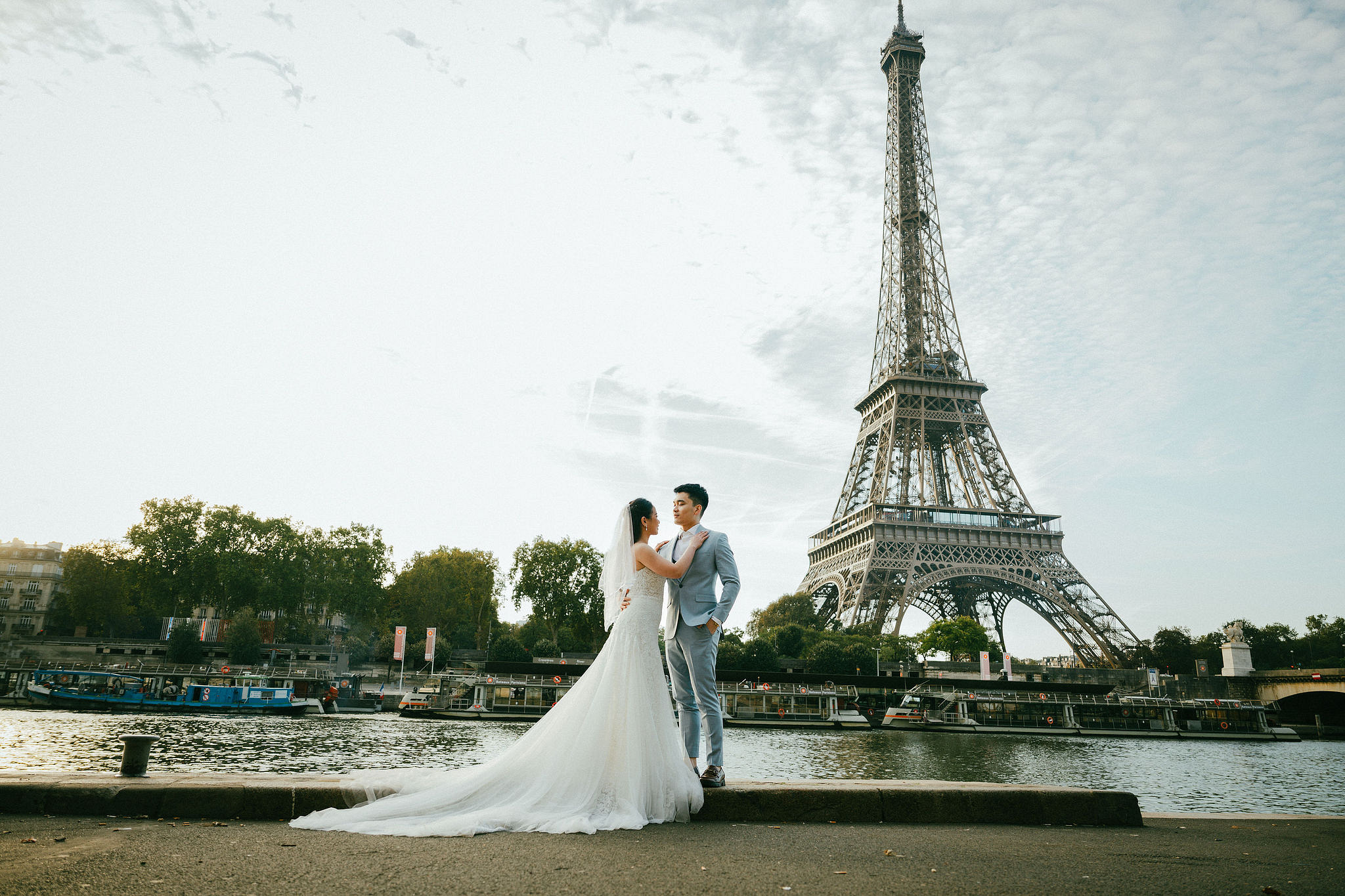 Paris Pre-Wedding Photoshoot | Trocadéro, Vintage Car, Parisian Café, Paris Rooftop & Louvre at Place du Trocadéro pre-wedding photo