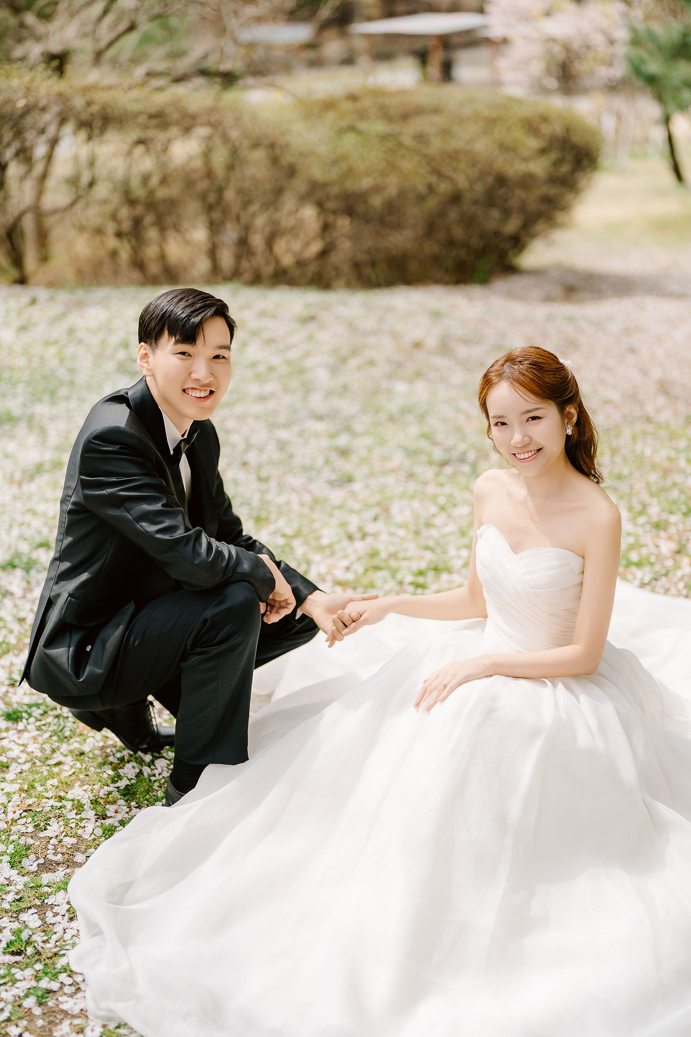 Seoul Pre-Wedding Photoshoot | Yongsan Park, Yonsei University & Kyung Hee University at Yongsan Park pre-wedding photo
