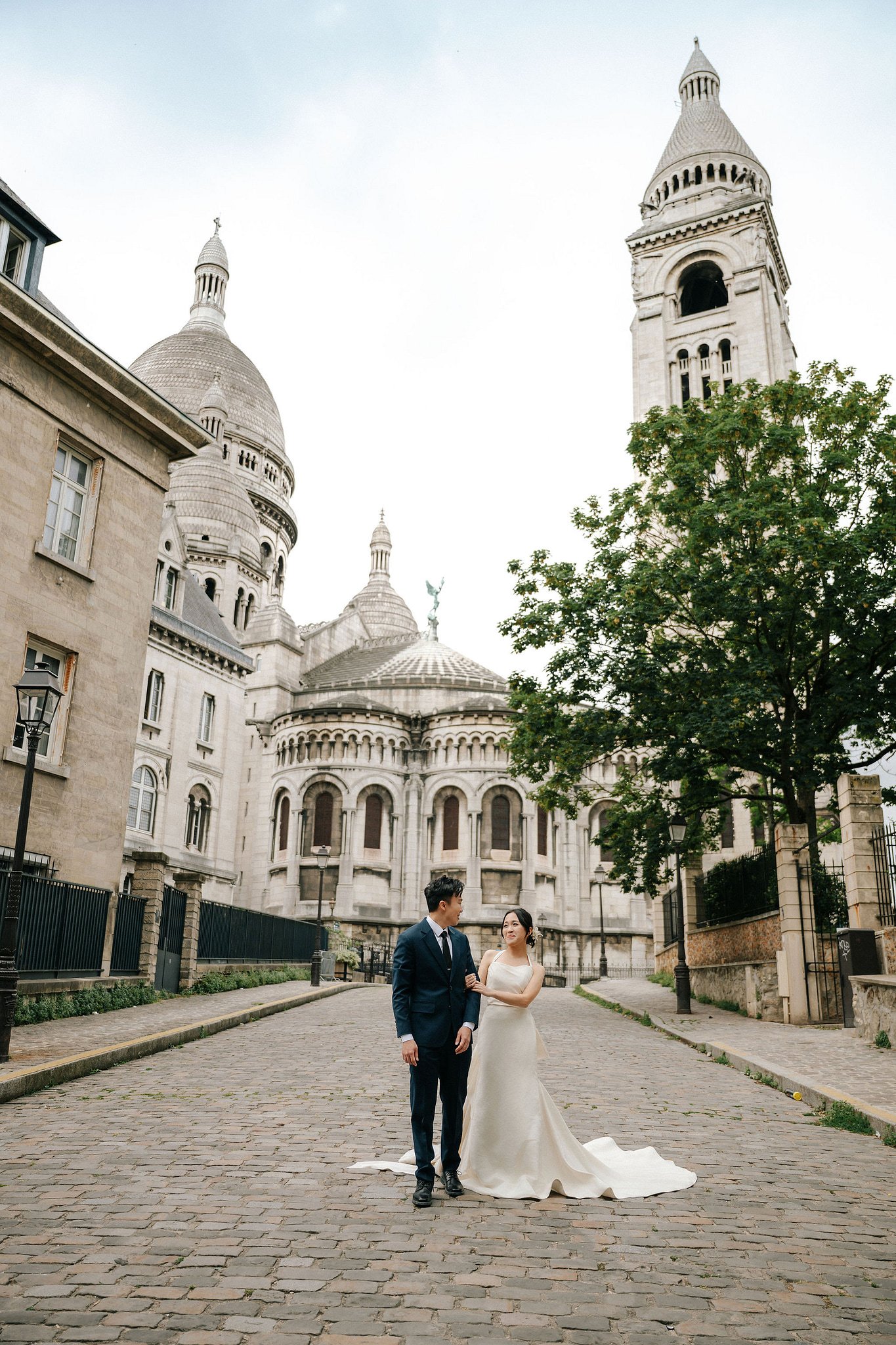 Paris Pre-Wedding Photoshoot | Place du Trocadéro, Bir-Hakeim Bridge, Louvre Pyramid, Tuileries Garden & Montmartre at Montmartre pre-wedding photo