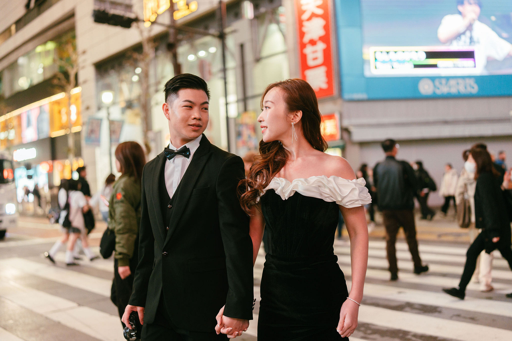 Tokyo & Mt Fuji Pre-Wedding Photoshoot | Maple Corridor, Lake Kawaguchiko & Shibuya Crossing at Shibuya Crossing pre-wedding photo