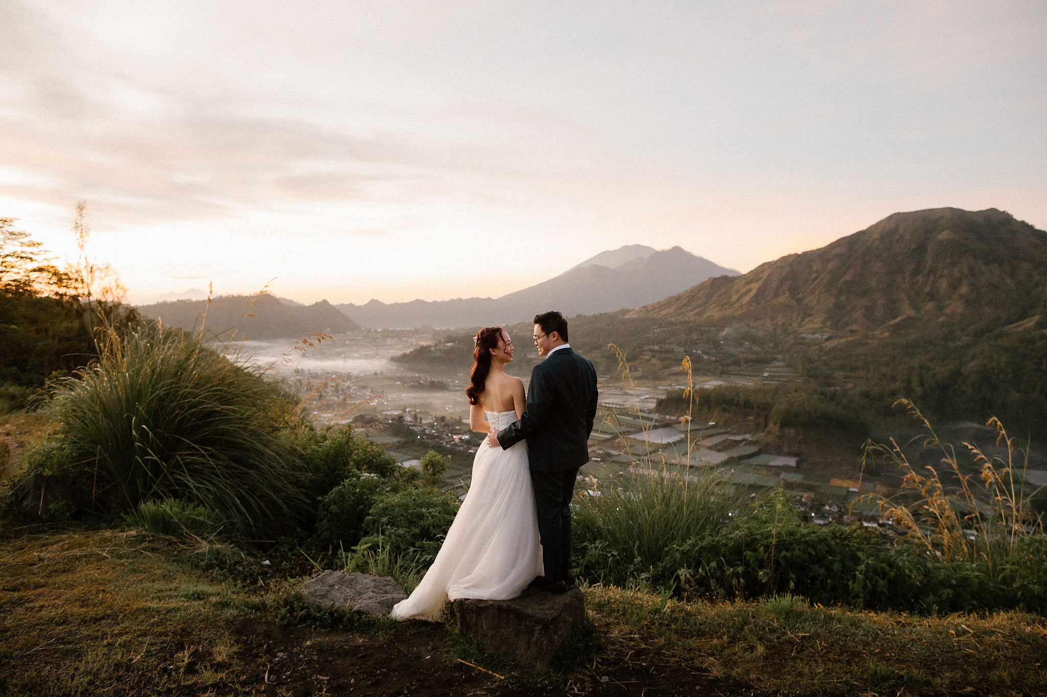 Bali Pre-Wedding Photoshoot | Pinggan Village, Lava Fields, Twin Cliff Valley & Beach at Pinggan Village   pre-wedding photo
