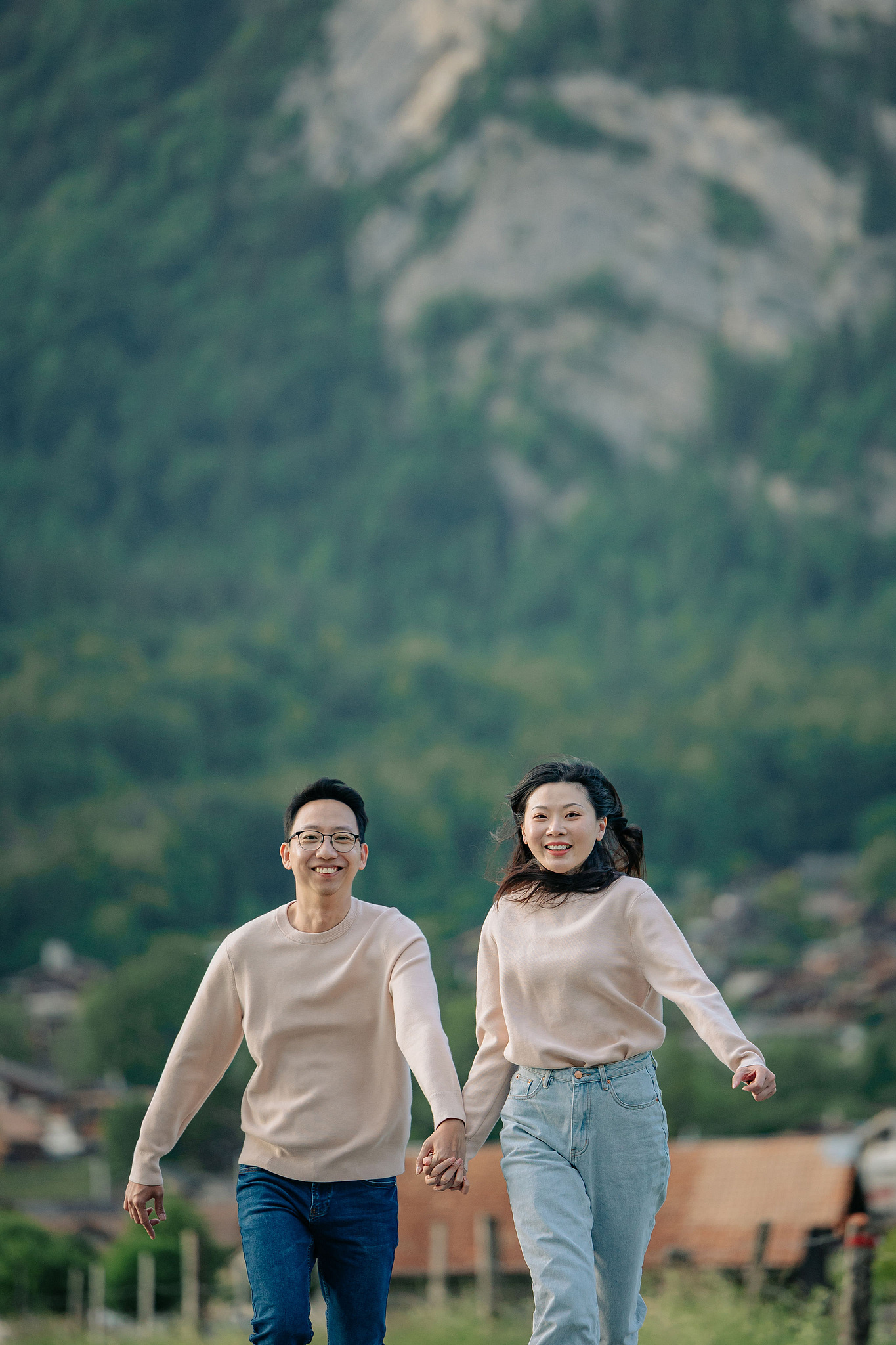 Switzerland Pre-Wedding Photoshoot | Grindelwald First & Grindelwald Village & Lake Brienz at Lake Brienz pre-wedding photo
