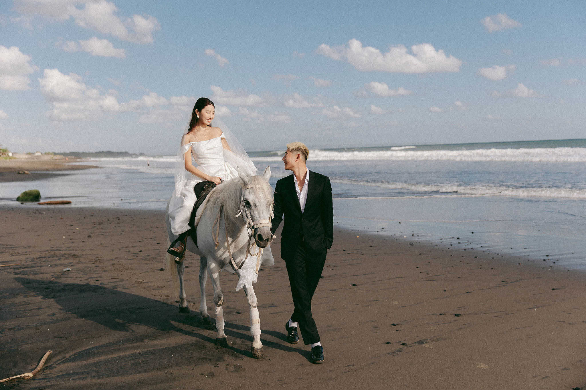 Bali Pre-Wedding Photoshoot | Mt. Batur Pinggan Village, Gelato Diner & Black Sand Beach at Beach   pre-wedding photo