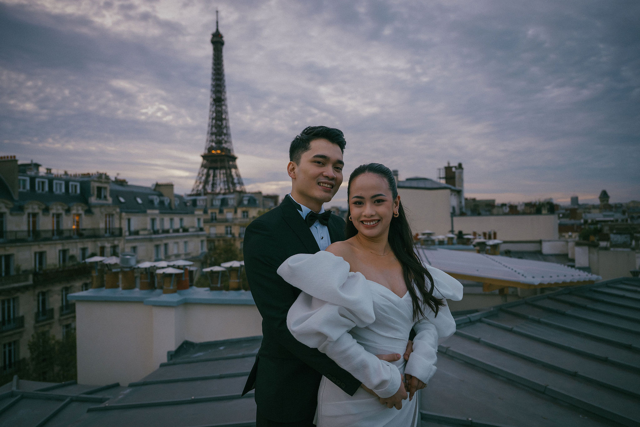 Paris Pre-Wedding Photoshoot | Trocadéro, Vintage Car, Parisian Café, Paris Rooftop & Louvre at Paris Rooftop pre-wedding photo