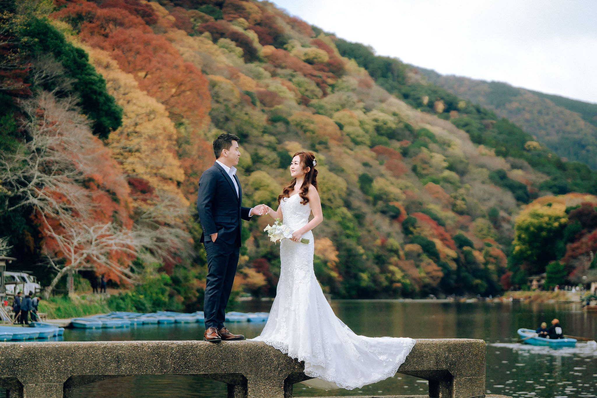 Kyoto Pre-Wedding Photoshoot | Arashiyama River, Arashiyama Temple & Mt. Wakakusa at Arashiyama River pre-wedding photo
