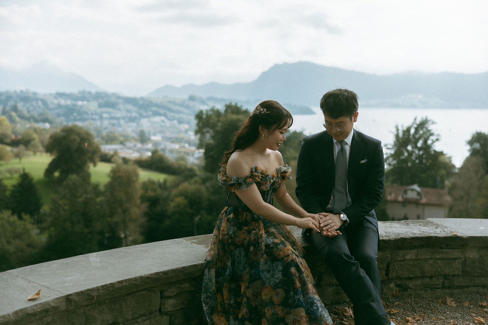 Switzerland Honeymoon Photoshoot Lucerne City Grindelwald First Cliff Lauterbrunnen Village at Lucerne pre-wedding photo