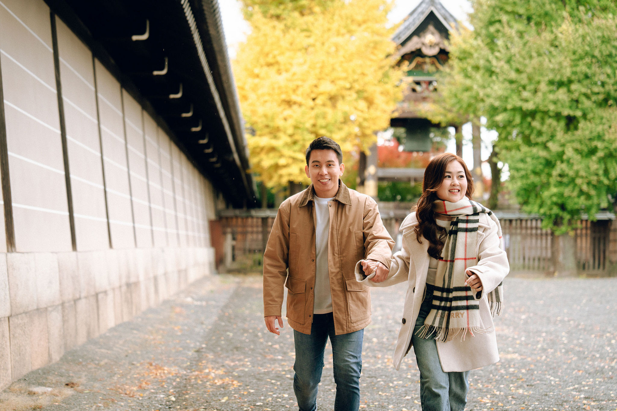Kyoto Pre-Wedding Photoshoot | Arashiyama River, Arashiyama Temple & Mt. Wakakusa at Arashiyama Temple pre-wedding photo