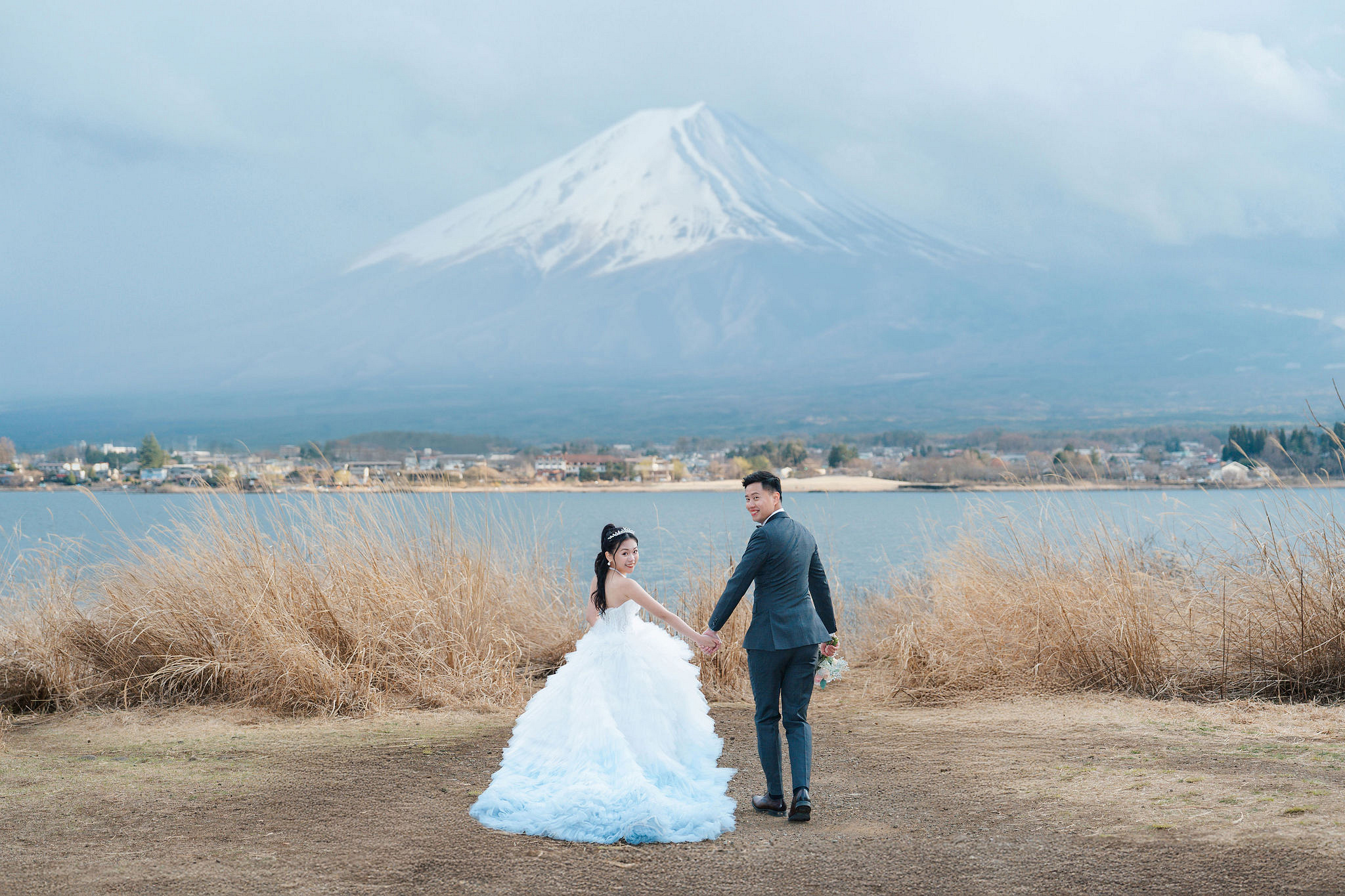 Tokyo & Mt Fuji Pre-Wedding Photoshoot | Tokyo Shrine, Chureito Pagoda & Lake Kawaguchiko at Lake Kawaguchiko pre-wedding photo