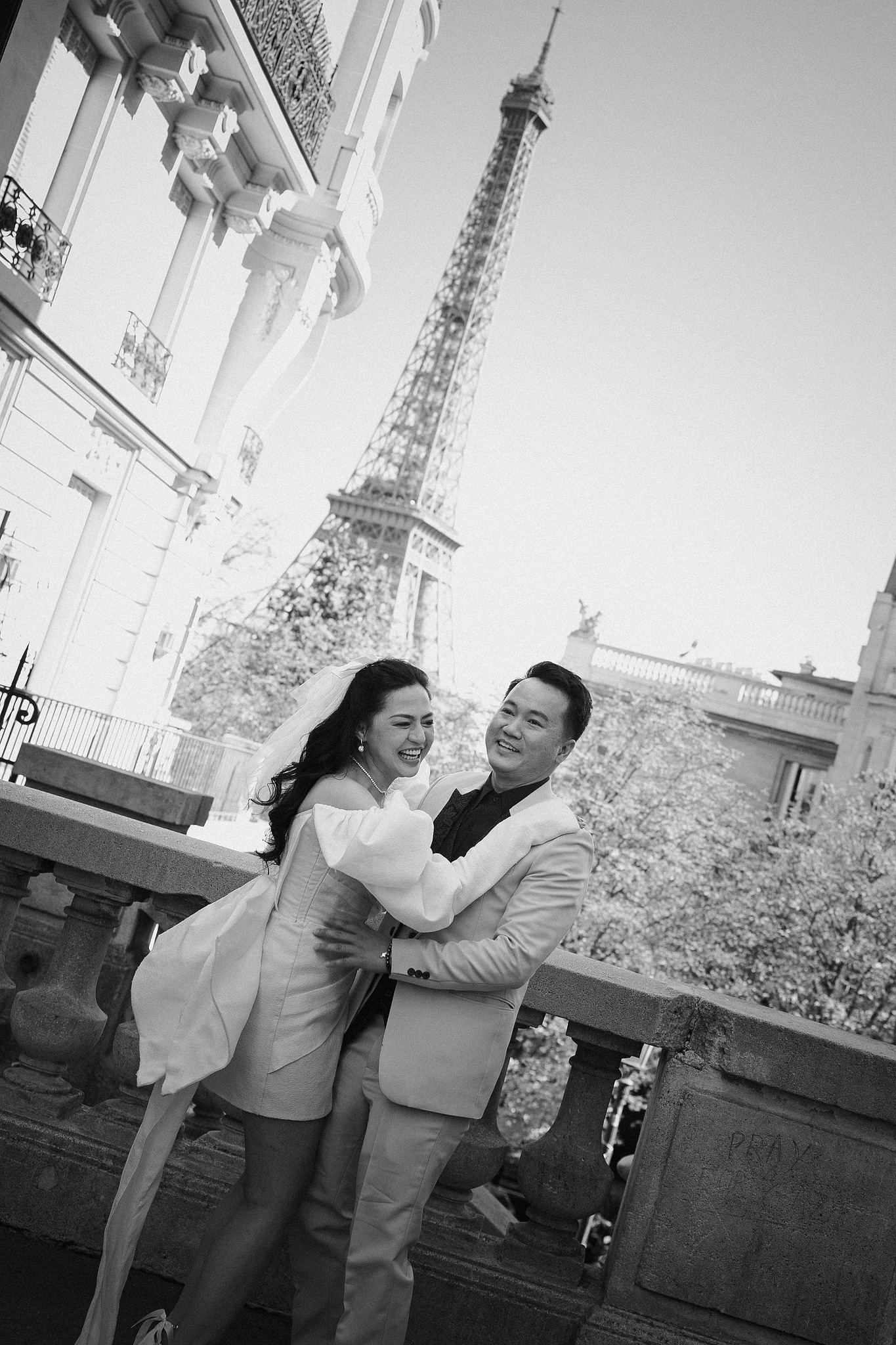 Paris Autumn Pre-Wedding Photoshoot | Avenue de Camoëns, Tuileries Garden, Louvre, Pont Alexandre III & Bir-Hakeim Bridge at Avenue de Camoëns pre-wedding photo