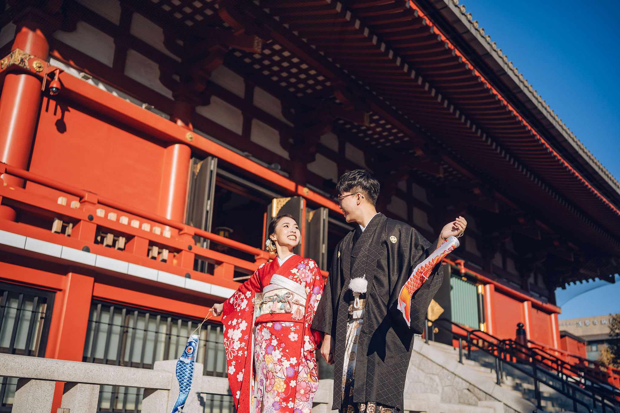 Tokyo & Mt Fuji Pre-Wedding Photoshoot | Asakusa Temple, Maple Corridor, Susuki Fields & Lake Kawaguchiko at Asakusa Temple pre-wedding photo