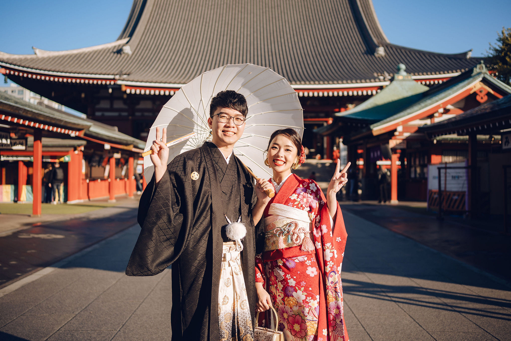 Tokyo & Mt Fuji Pre-Wedding Photoshoot | Asakusa Temple, Maple Corridor, Susuki Fields & Lake Kawaguchiko at Asakusa Temple pre-wedding photo