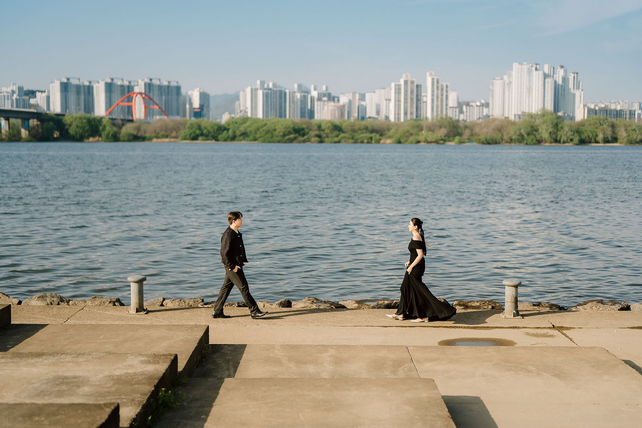 Seoul Pre-Wedding Photoshoot | Namsan, City Streets & Hangang Park at Hangang Park pre-wedding photo