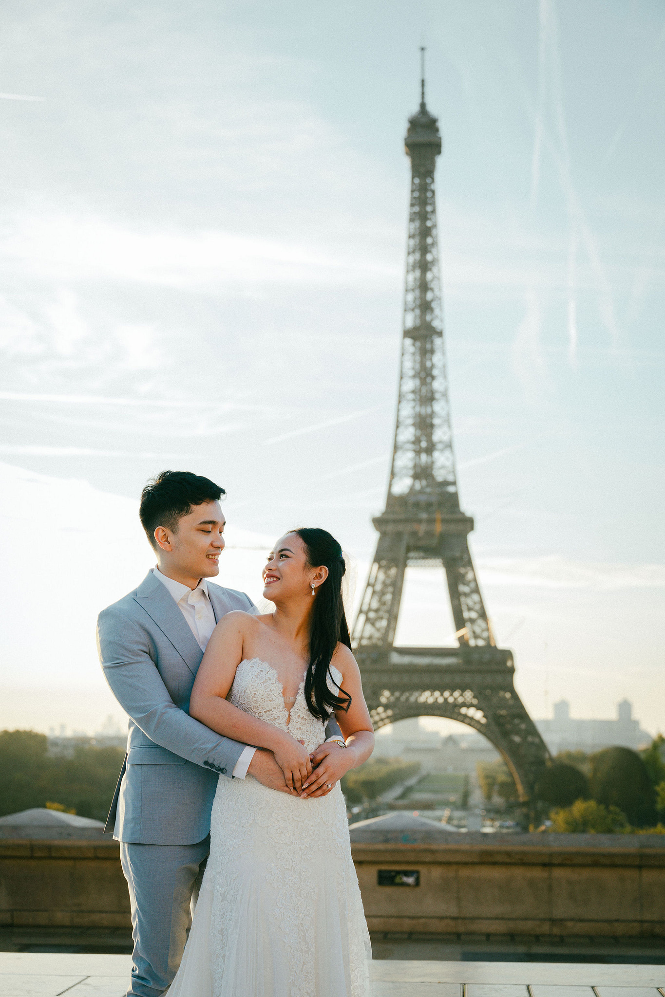 Paris Pre-Wedding Photoshoot | Trocadéro, Vintage Car, Parisian Café, Paris Rooftop & Louvre at Place du Trocadéro pre-wedding photo