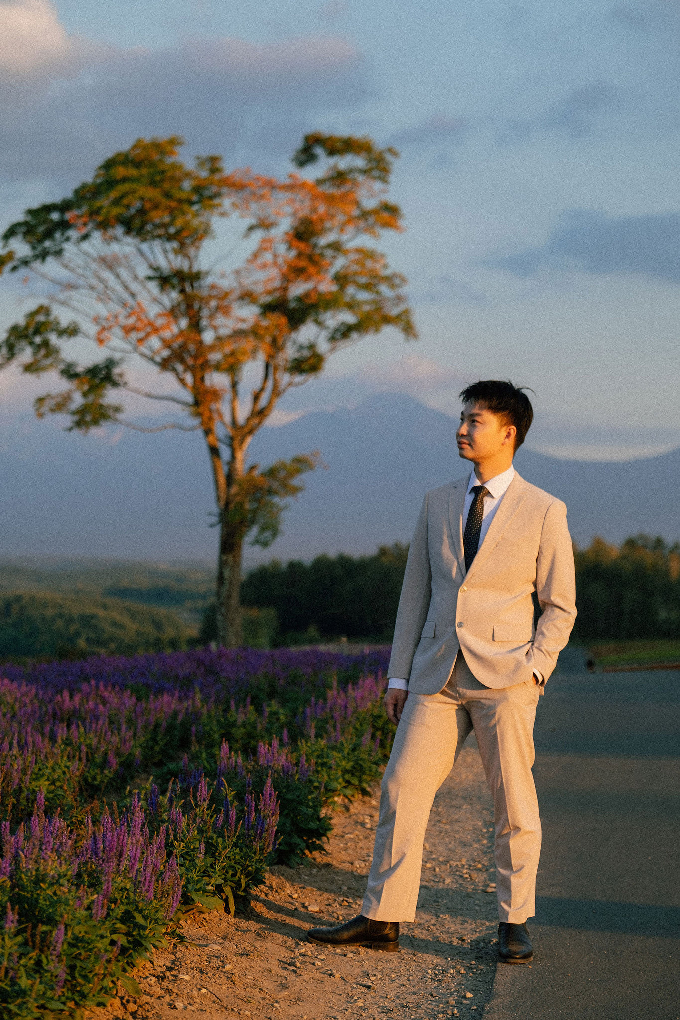 Furano, Hokkaido Pre-Wedding Photoshoot | Farm Chiyoda, Shikisai-no-oka & Ningle Terrace at Shikisai-no-oka pre-wedding photo
