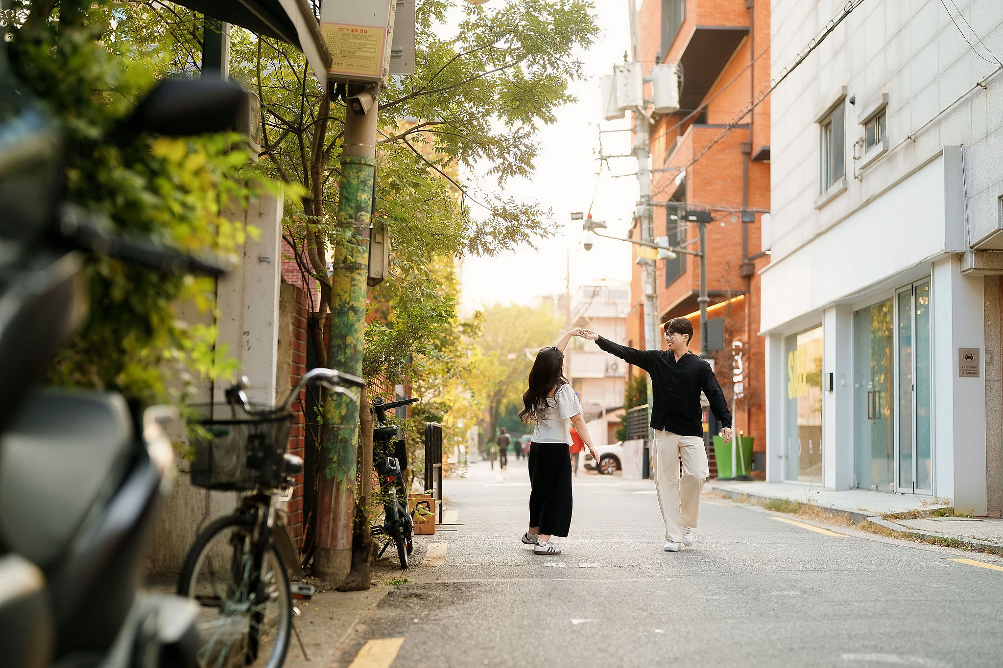 Seoul Pre-Wedding Photoshoot | Muhly Park, Seoul Forest & Cafe Street` at Cafe Street pre-wedding photo