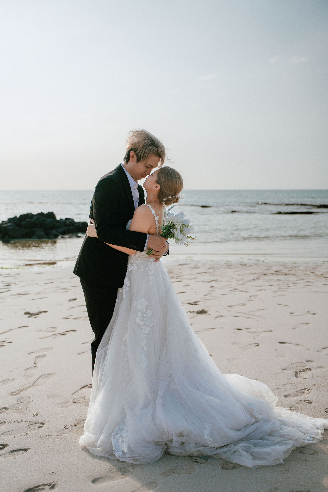 Jeju Pre-Wedding Photoshoot | Sangye-dong Forest, Yerae Ecological Park & Hyeopjae Beach at Hyeopjae Beach pre-wedding photo