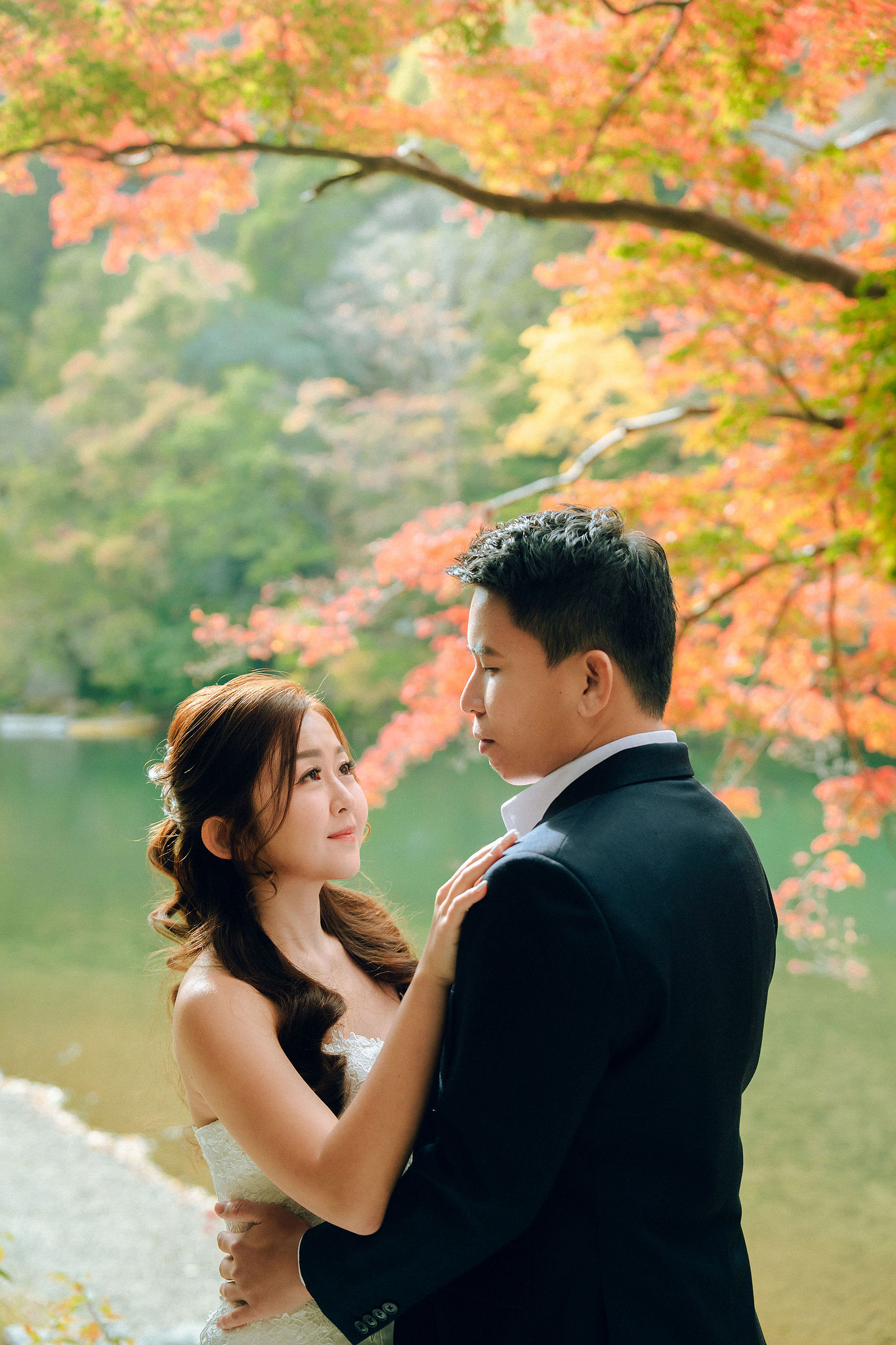 Kyoto Pre-Wedding Photoshoot | Arashiyama River, Arashiyama Temple & Mt. Wakakusa at Arashiyama River pre-wedding photo